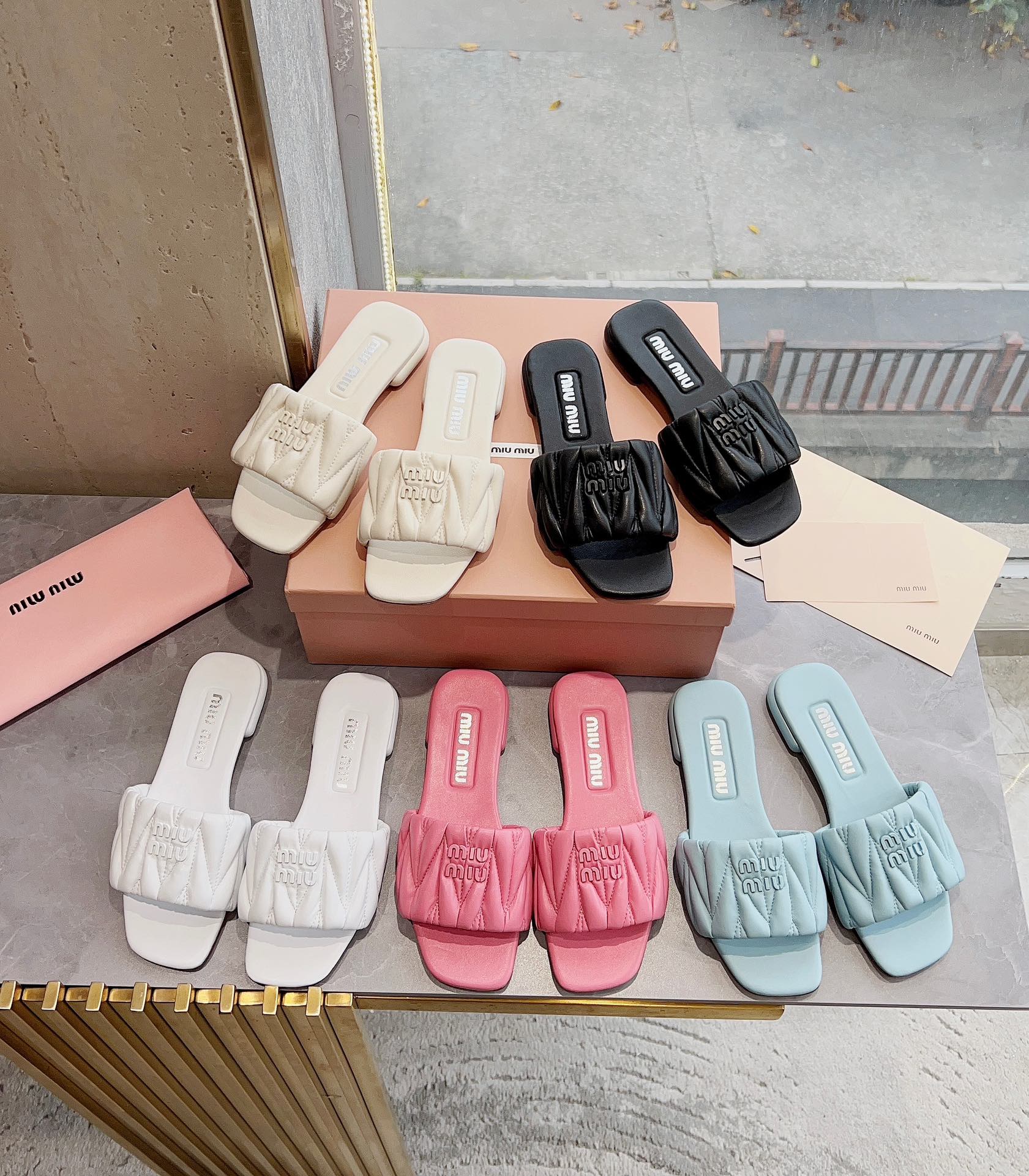 Новые поступления коллекции Miu Miu весна/лето 2023 — плоские тапочки из овечьей кожи — изображение коллекции