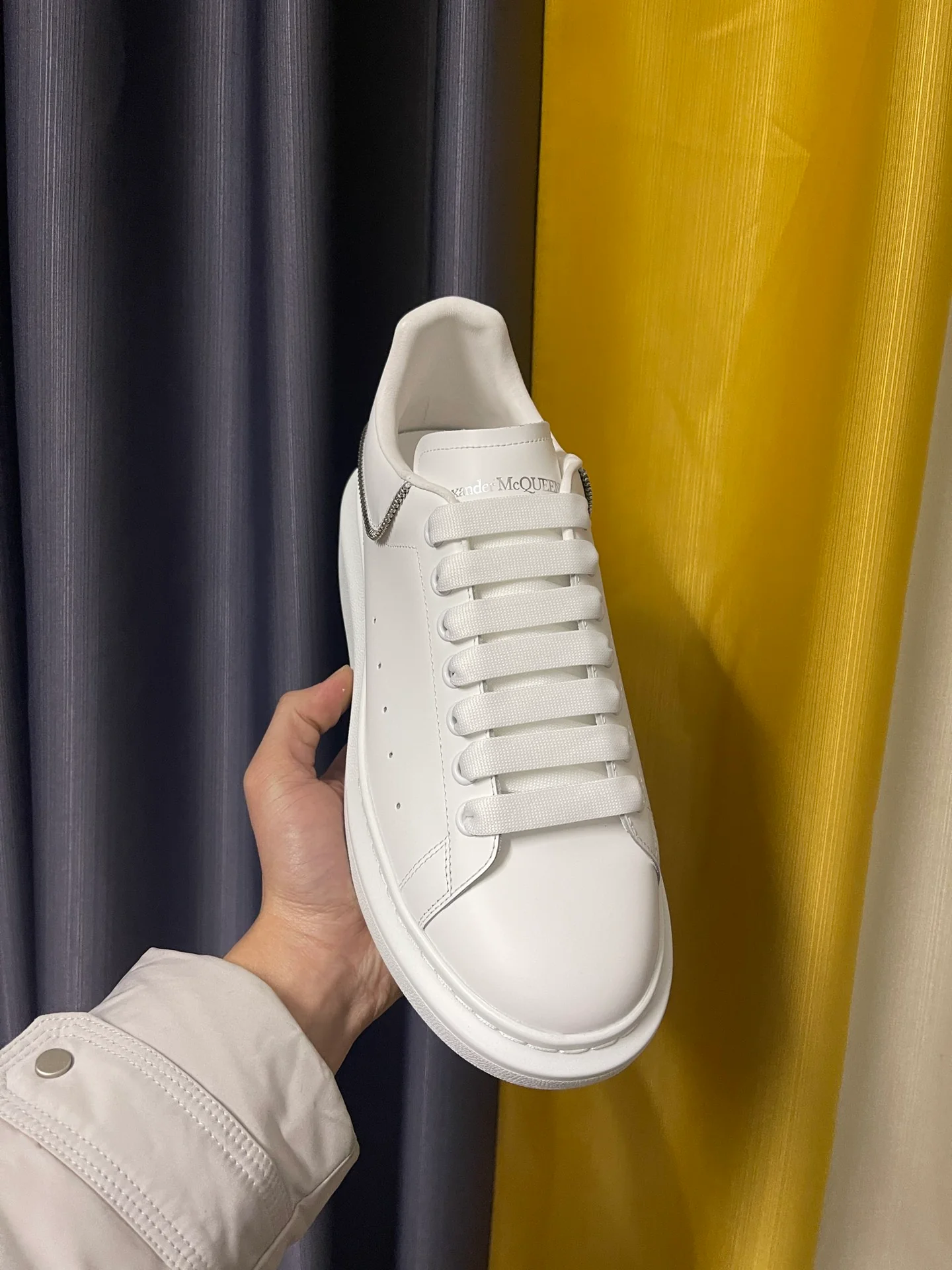 McQueen - Классические белые кроссовки - Полностью белые туфли с цепочкой