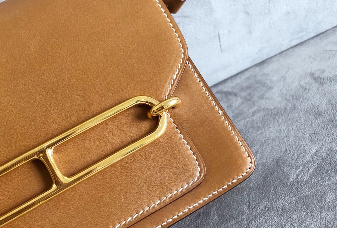 Сумка Hermes Roulis 19 из седельной кожи с золотой пряжкой.