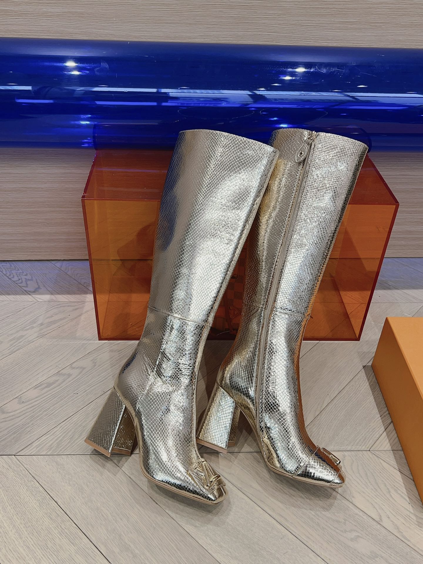 Последние новинки от LV из бутиков сезона осень/зима 2023 — Ботинки с подиума — Массивные ботинки на высоком каблуке — Золотистые