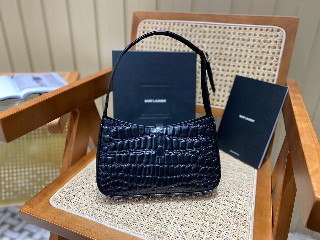 Сумка-седло YSL - черная с золотой фурнитурой - кожа цвета 