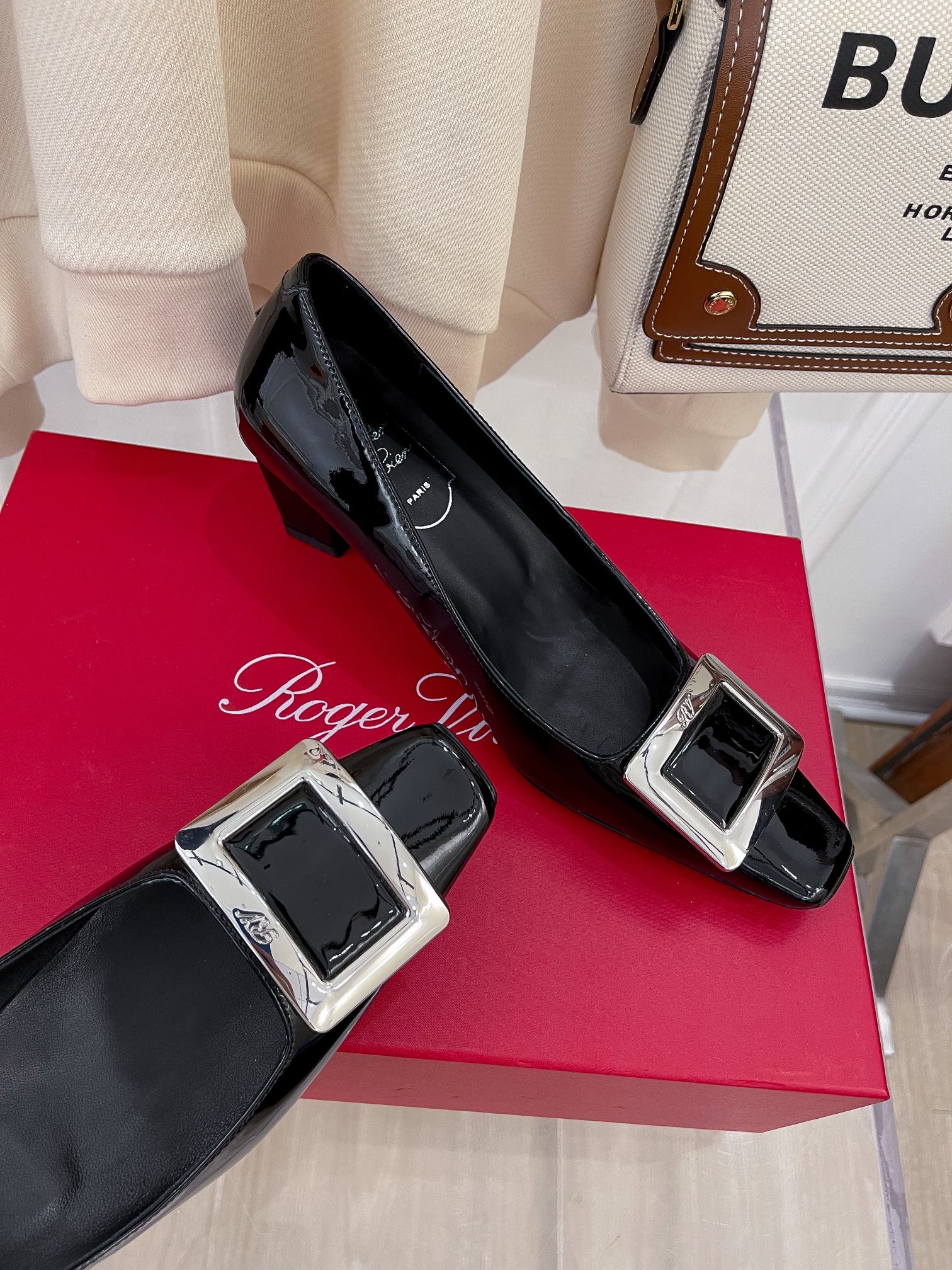 Блочный каблук RV-4-5 см - черный с серебряной пряжкой