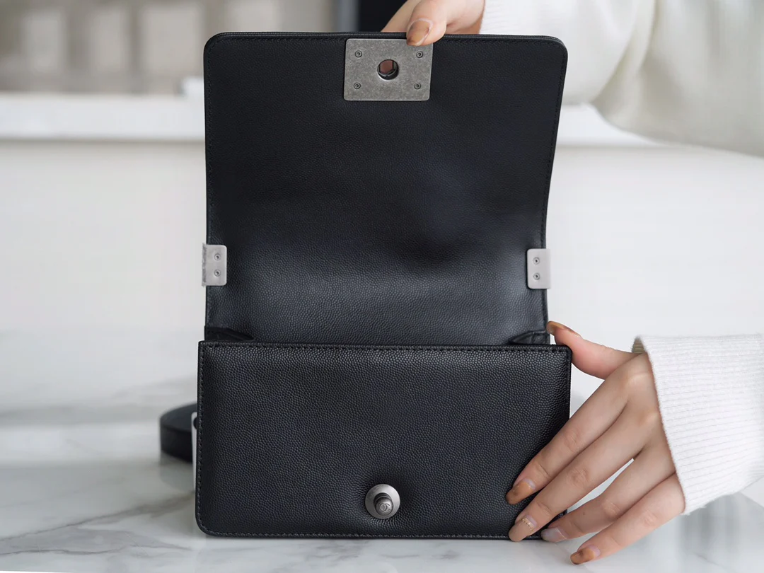 Коллекция Chanel Le Boy - Черная кожа личи, винтажная серебряная пряжка - 20 см