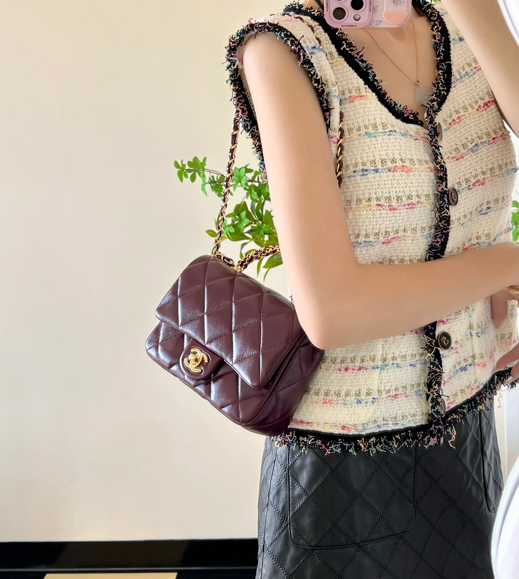 Маленькая бордовая сумочка Chanel с клапаном и привинчивающейся ручкой.