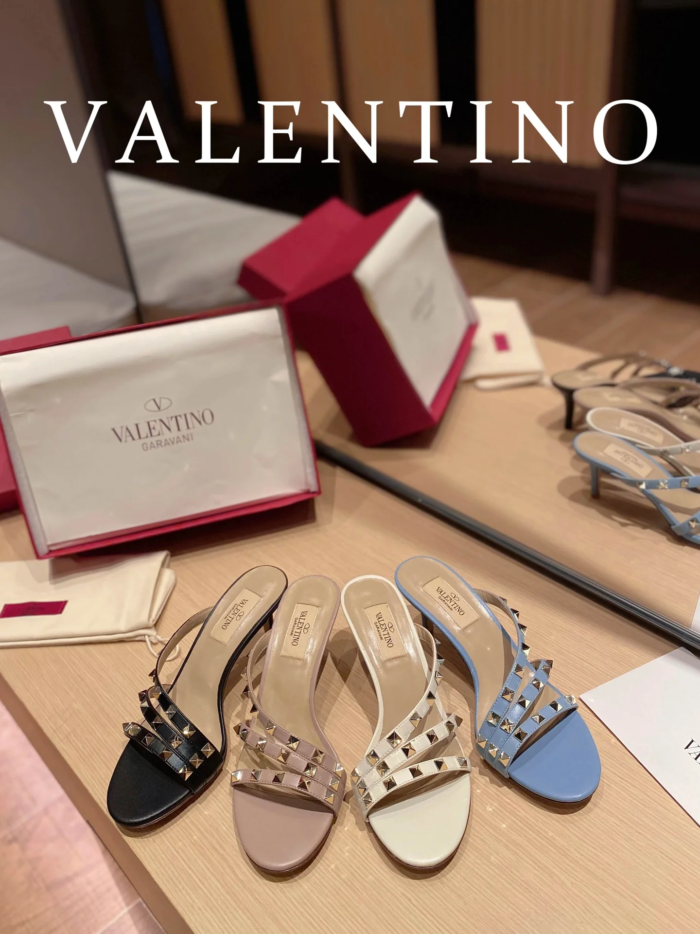 Valentino - Сандалии на низком каблуке с закрытым носком - Коллекция