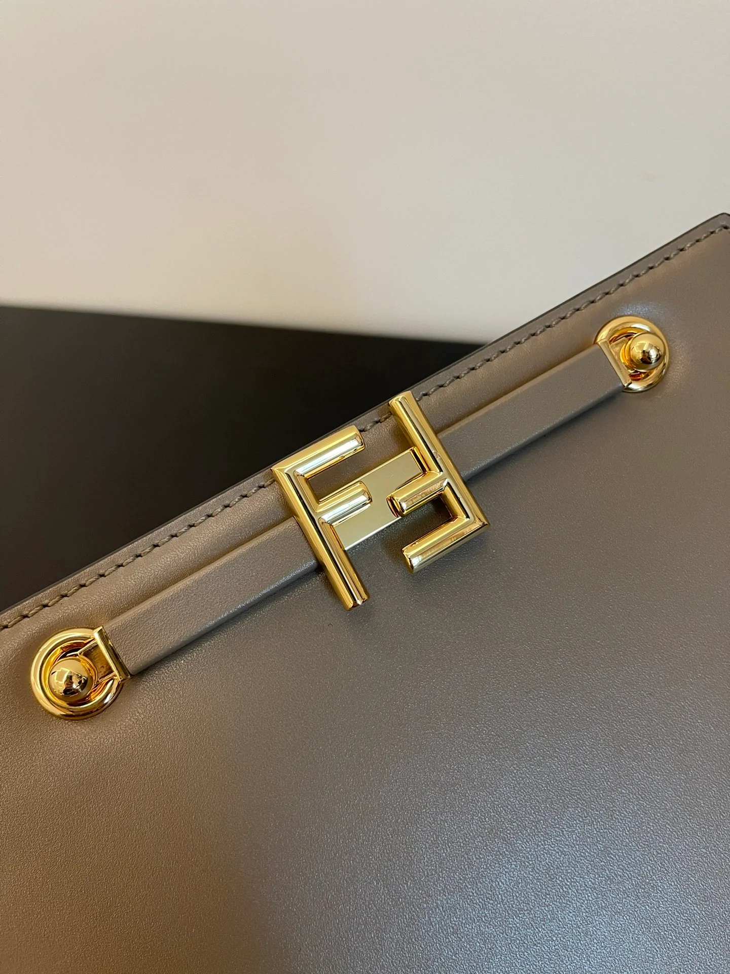 Сумка-гармошка Fendi Touch из серой кожи