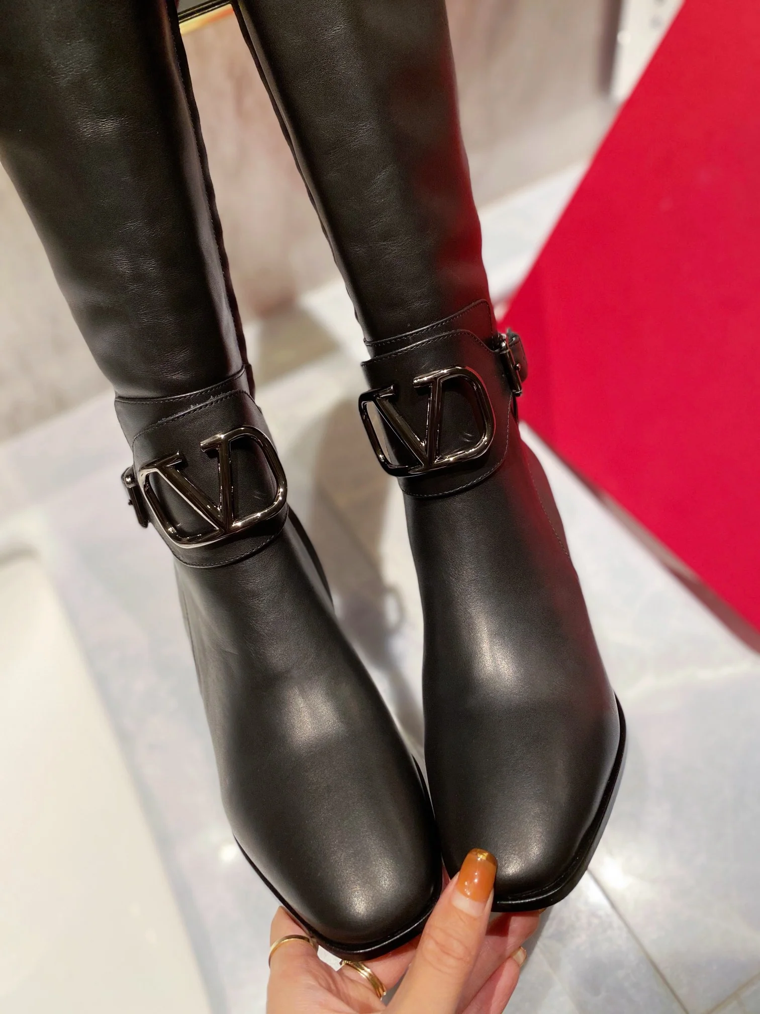 Новинка сезона осень/зима 2022 от Valentino - сапоги из натуральной кожи.