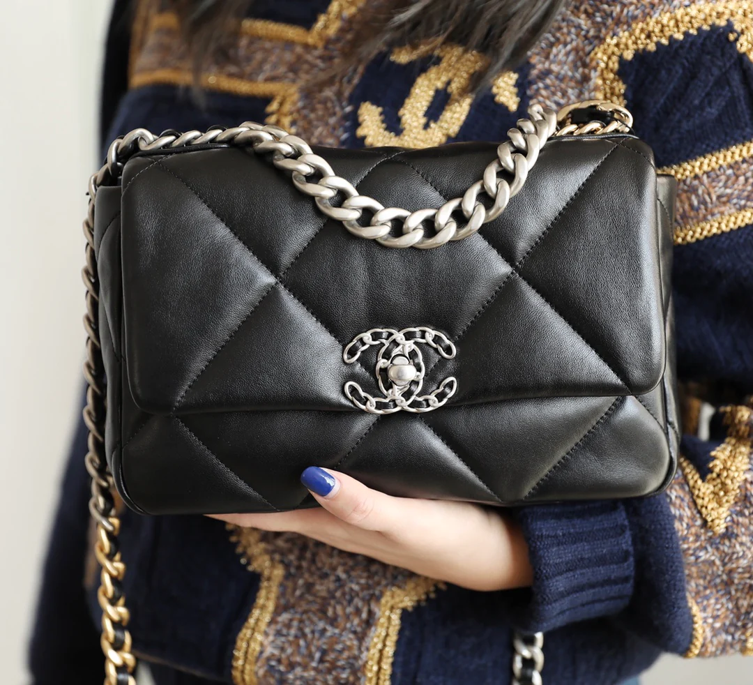 Коллекция Chanel ?Ранняя весна 2022? — сумка № 19 — черная с серебристой фурнитурой — маленькая.