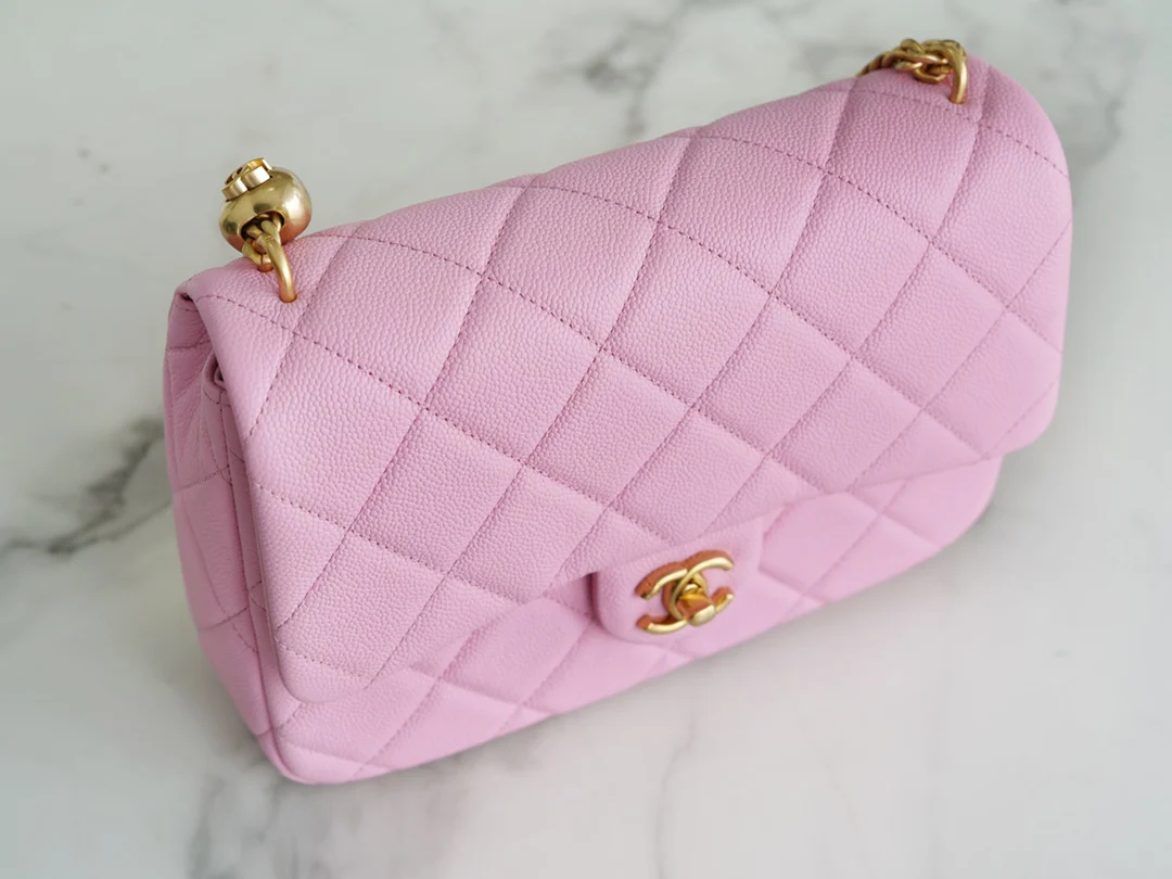 Новинка сезона весна/лето 2023 от Chanel - Сумка на цепочке в форме сердца - CF Bag - Светло-розовая - 24 см