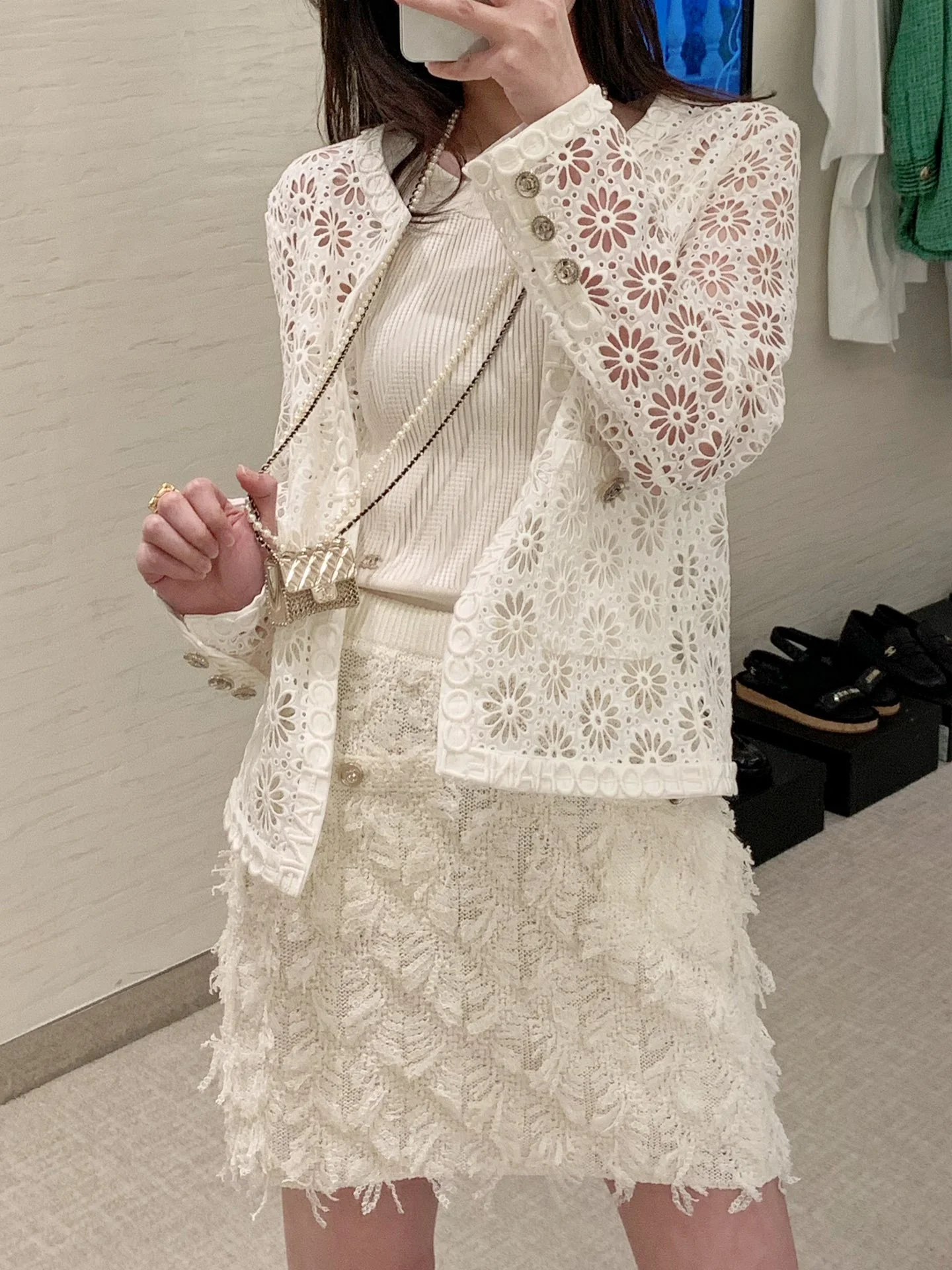 Металлическая сумка Chanel с жемчужной цепочкой