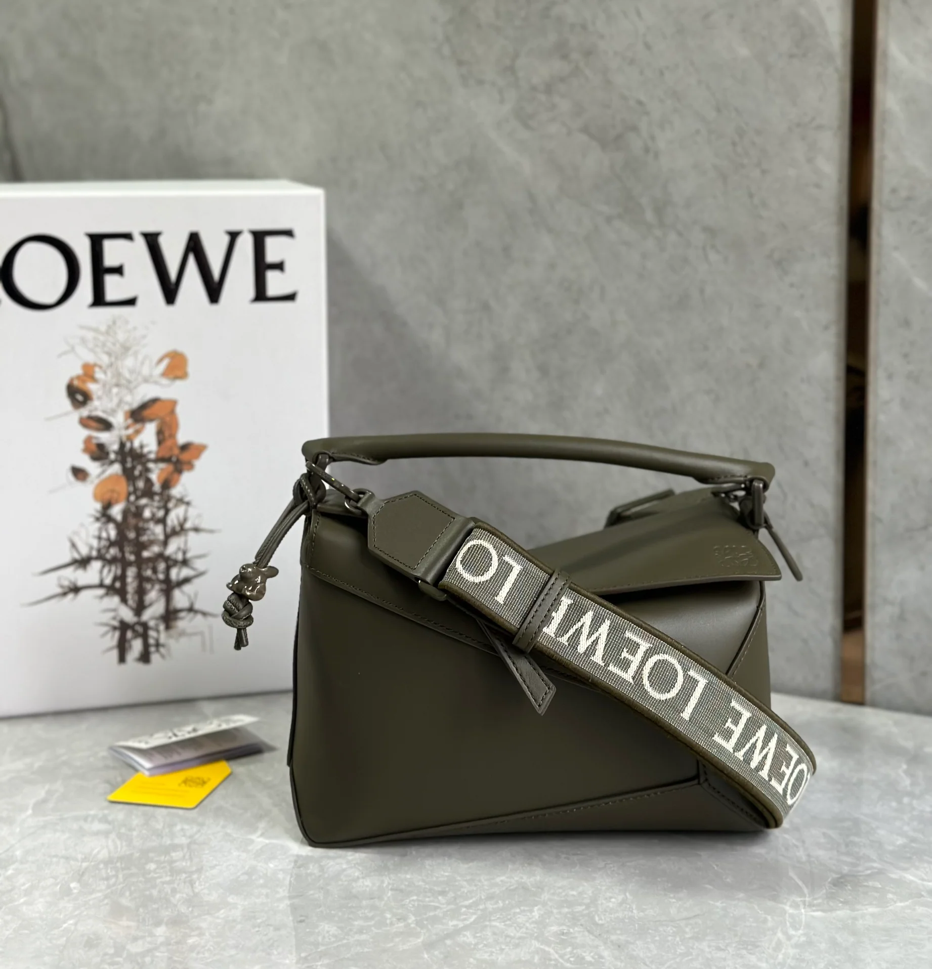 Сумка Loewe Puzzle Geometric с плечевым ремнем в виде буквы — темно-зеленая.