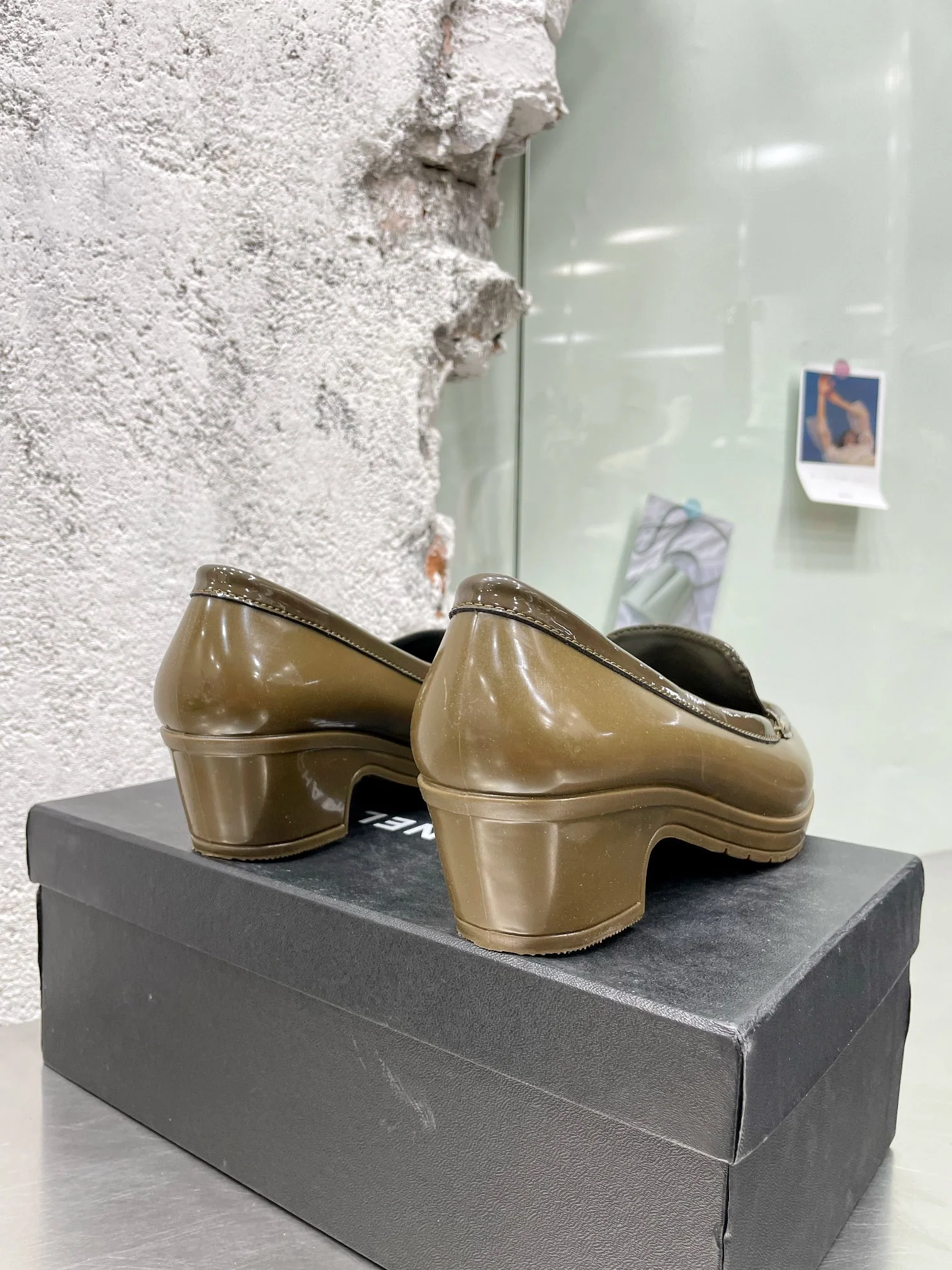 Новинка сезона осень/зима 2022 от Chanel - Ретро-туфли на низком каблуке в стиле афро - Зеленый