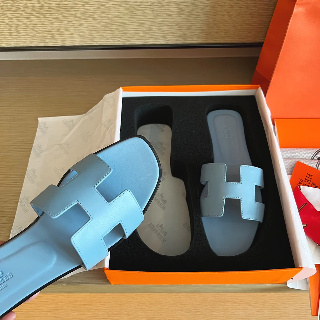 Сандалии Hermes на плоской подошве - верх из однотонной кожи - подошва, полностью закрывающая стопу