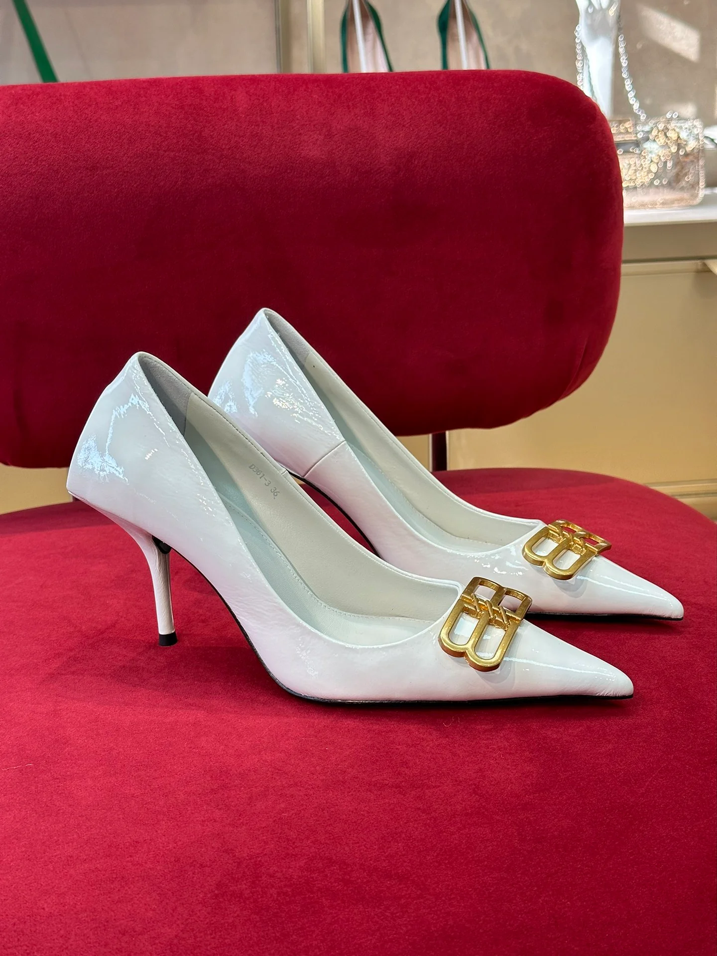 Коллекция Balenciaga Весна/Лето 2023 — Классические туфли-лодочки с острым носком и квадратным каблуком.