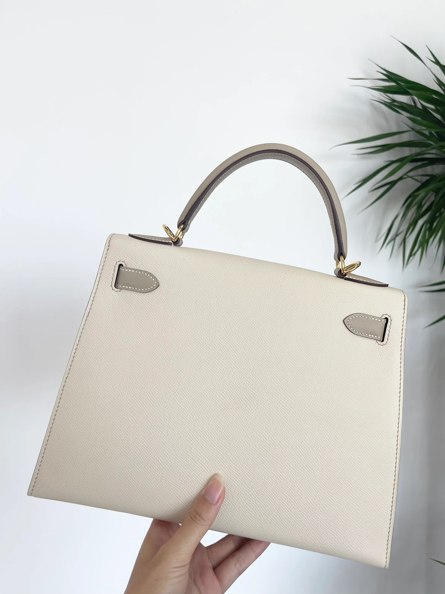 Тренч Hermes Kelly 28 Epsom Milkshake White с серым верхом - золотая пряжка - гравировка в виде подковы