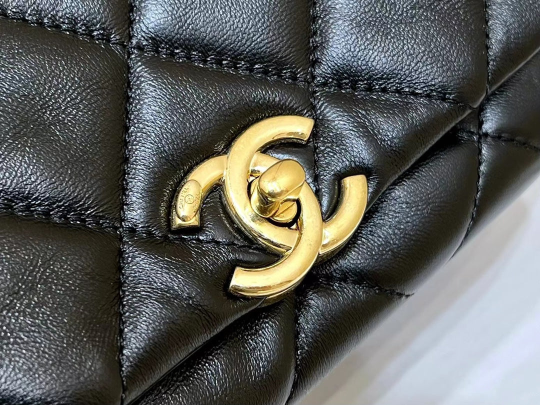 Коллекция Chanel 2022 Métiers d'Art — Сумка-гармошка на массивной цепочке — Мини