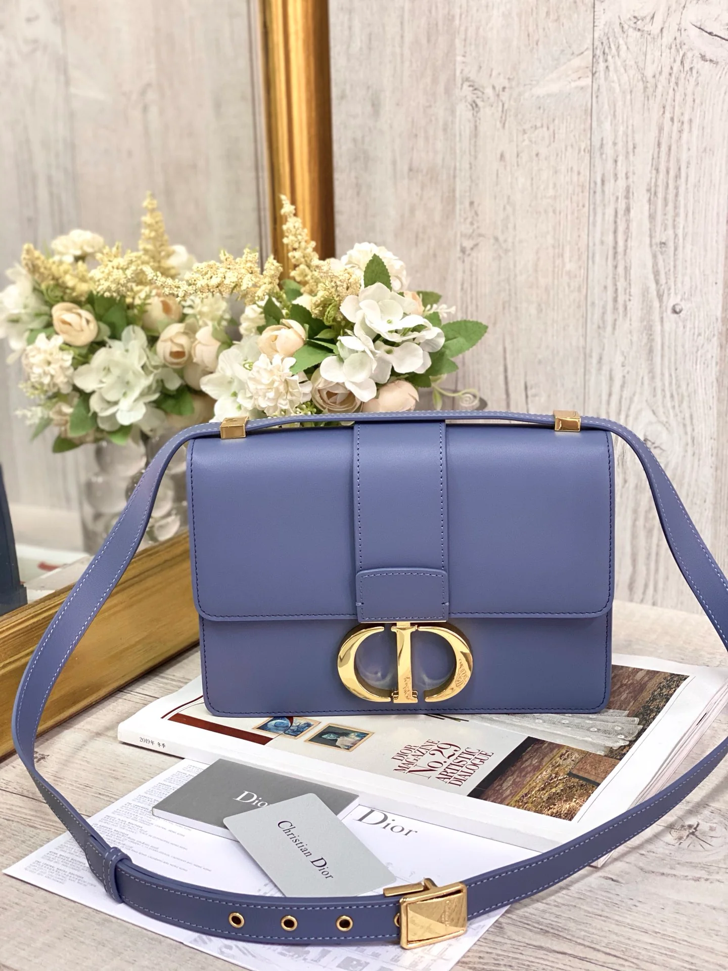 Часы Dior Montaigne серии 30, 24 см, гладкая кожа, темно-синий цвет.