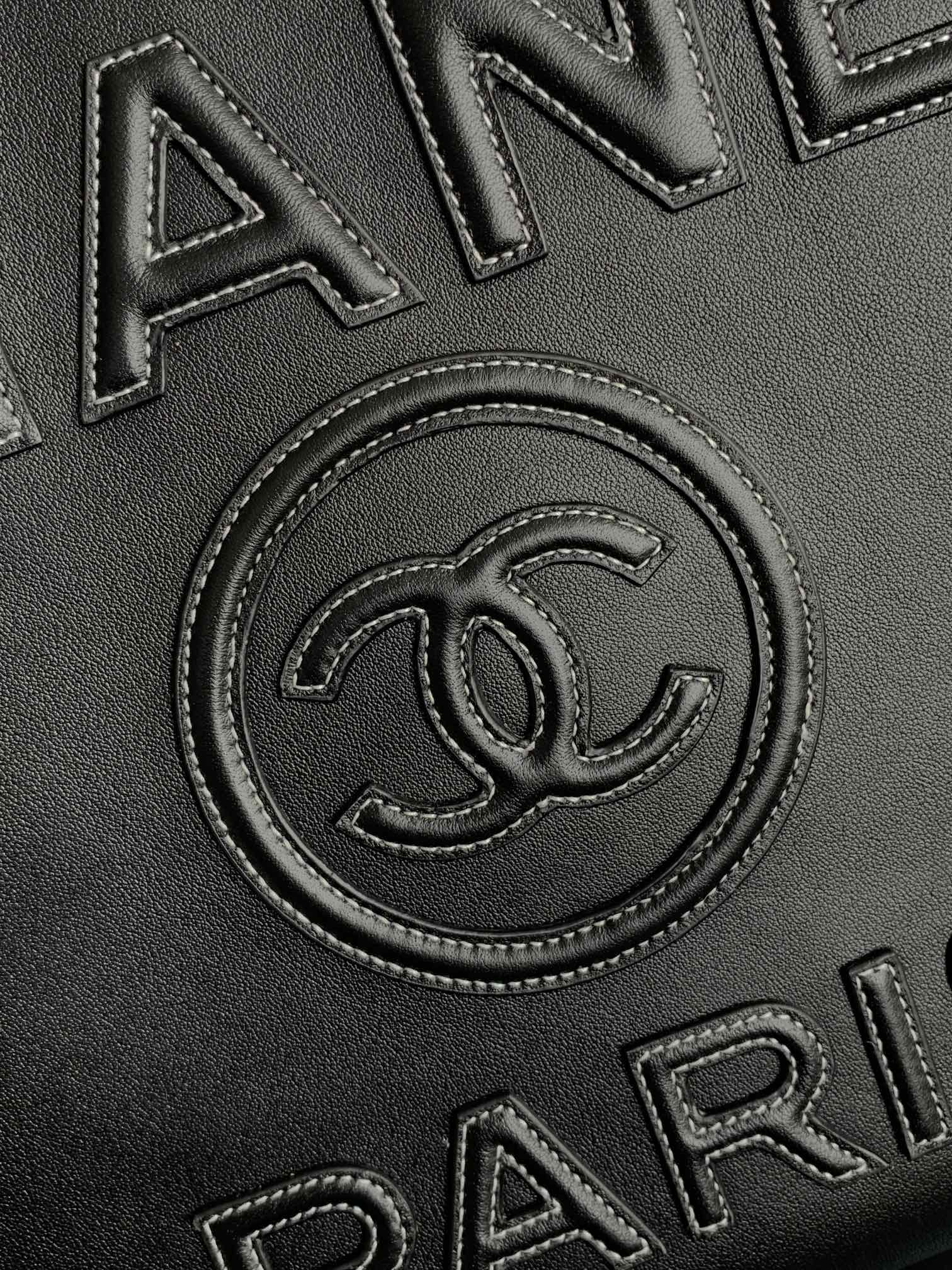 Пляжная сумка Chanel 24a из натуральной кожи, большая, черная.