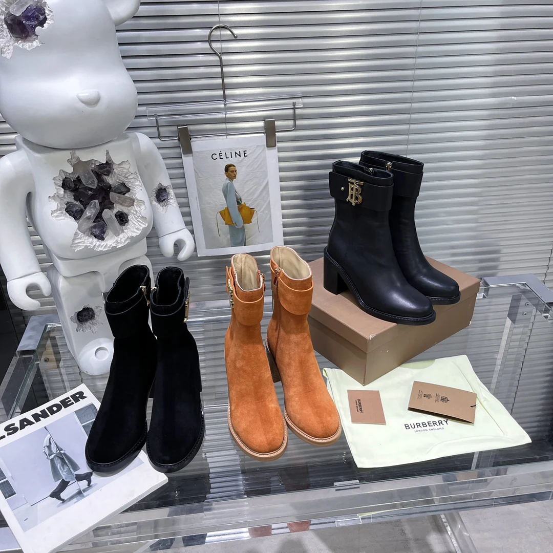 Коллекция Burberry осень/зима 2022 — Ботильоны на массивном каблуке