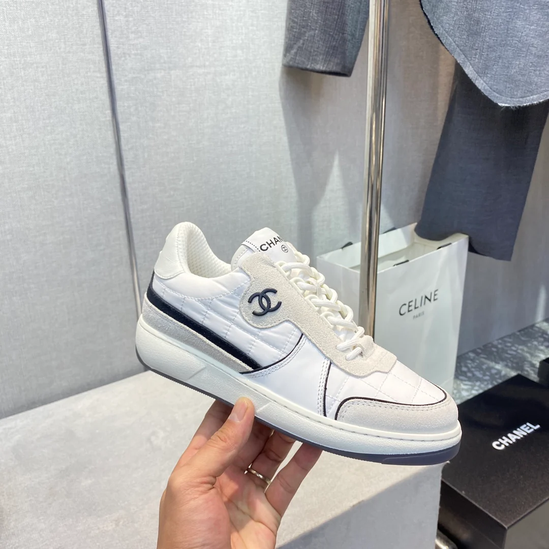 Коллекция Chanel ?Ранняя весна 2023? — повседневные кроссовки со стразами — белые.