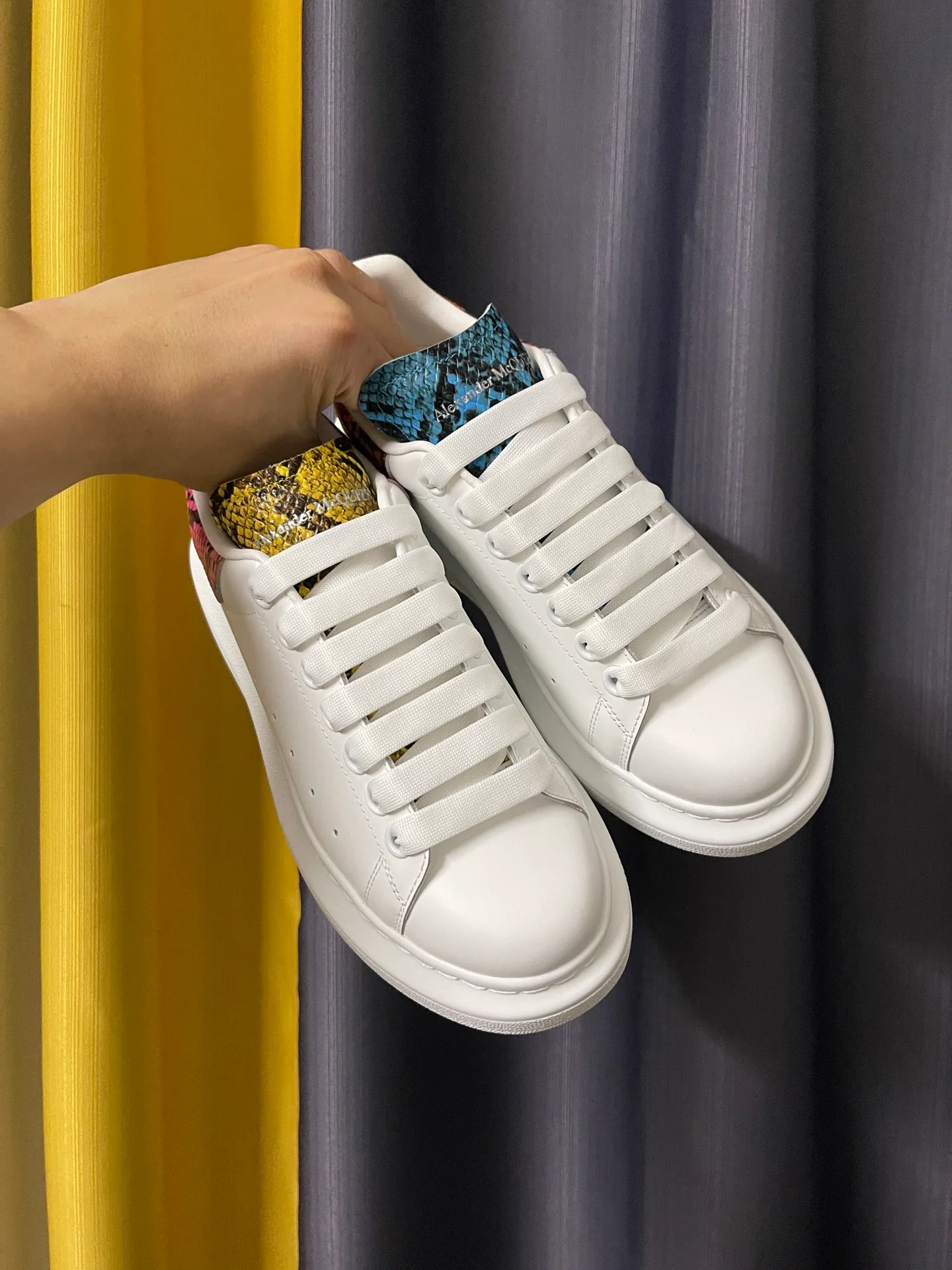 Классические белые кроссовки McQueen - унисекс - новые расцветки - каблук из змеиной кожи разных оттенков