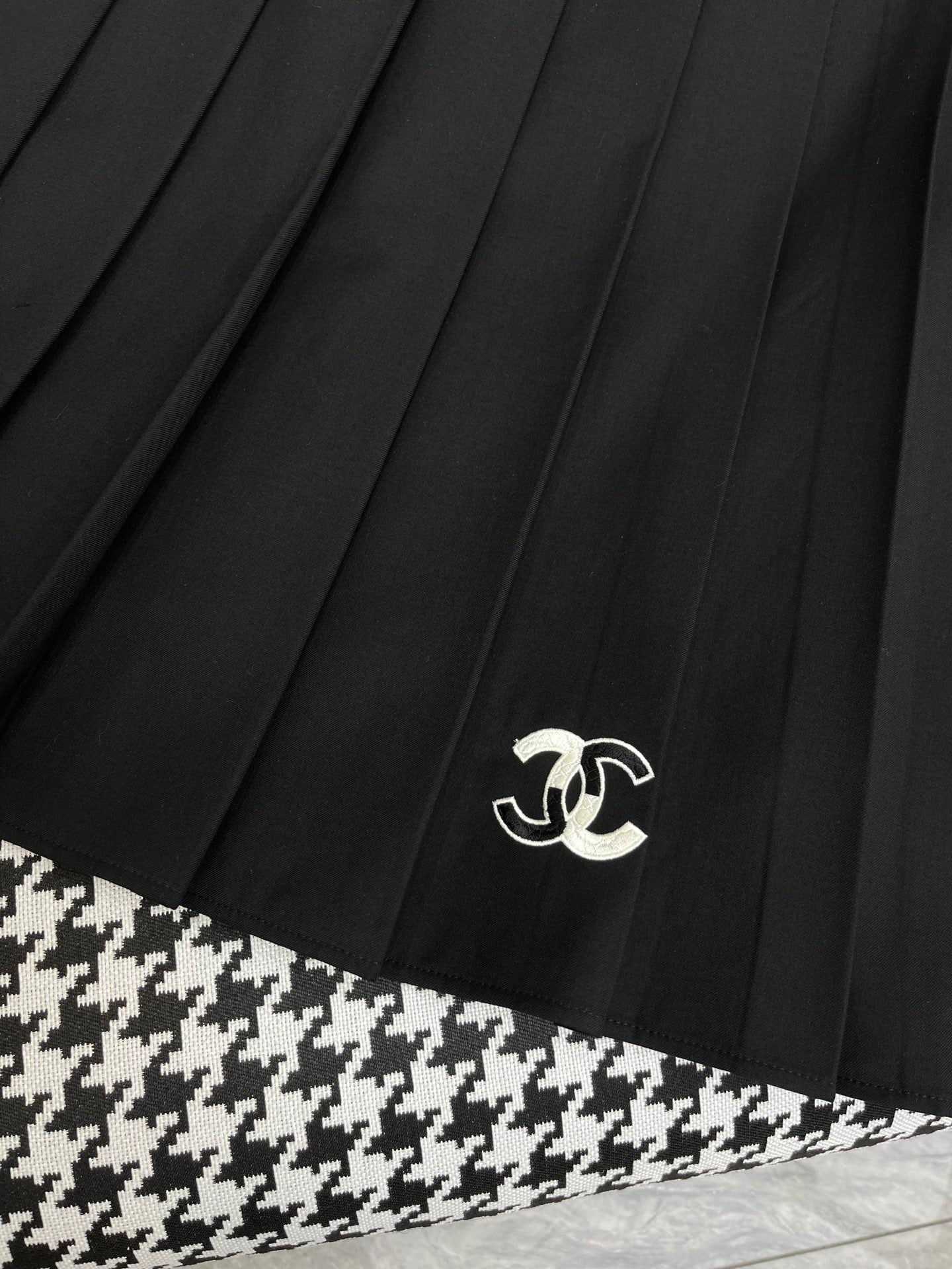 Комплект Chanel 2403-24ss весна/лето: пиджак и плиссированная юбка - черный