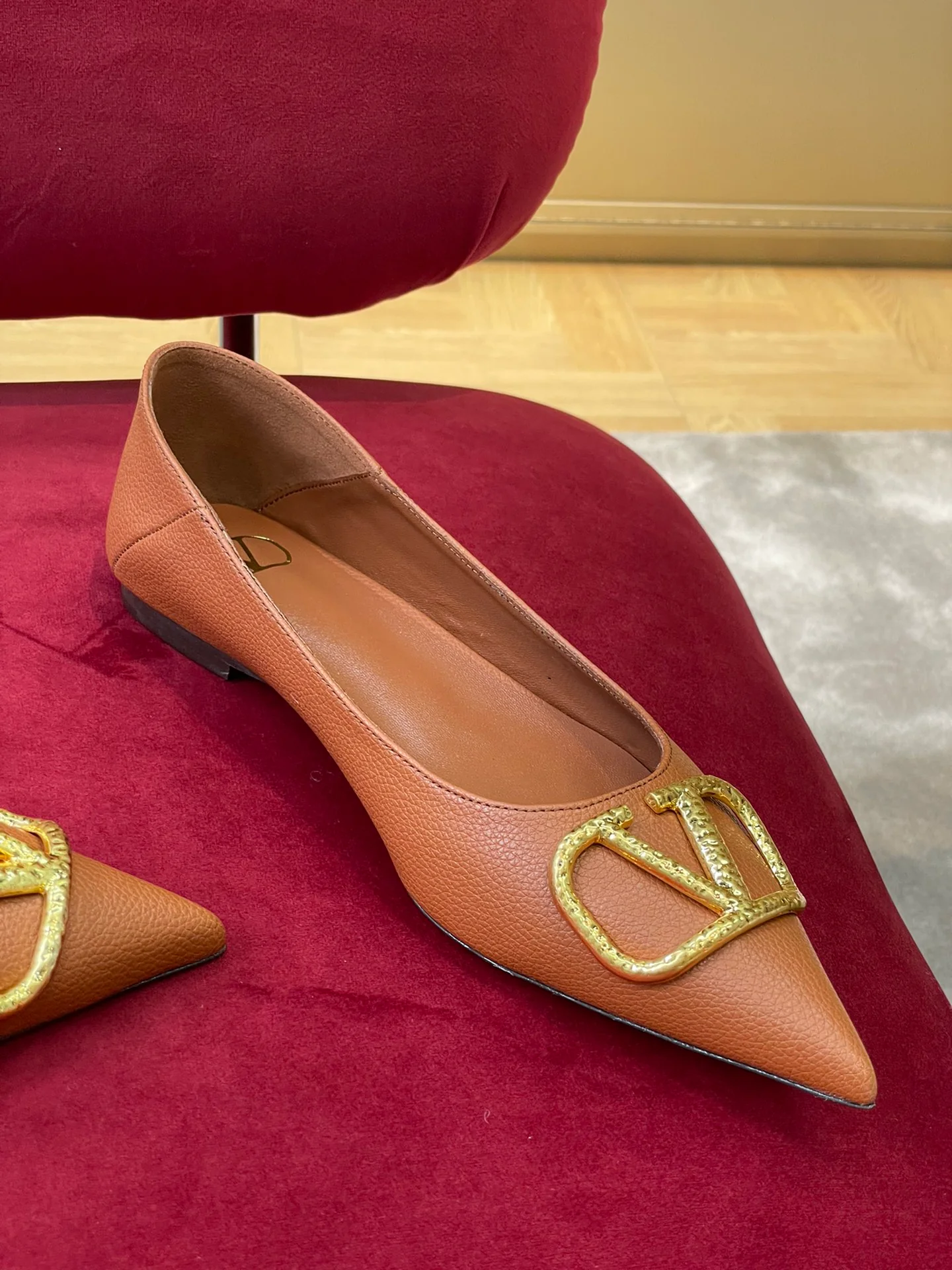 Новинка сезона осень/зима 2022 от Valentino - балетки без шнурков.