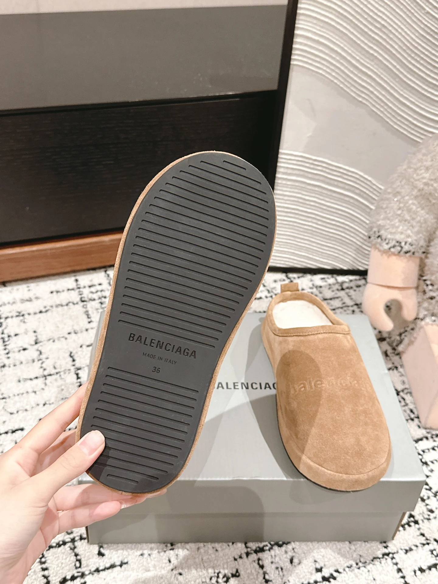 Меховые тапочки Balenciaga 2024 - Изображение коллекции - 1