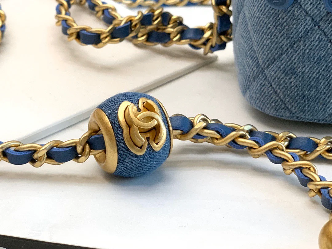 Маленькая квадратная коробочка Chanel Denim Gold Ball, светло-голубая.