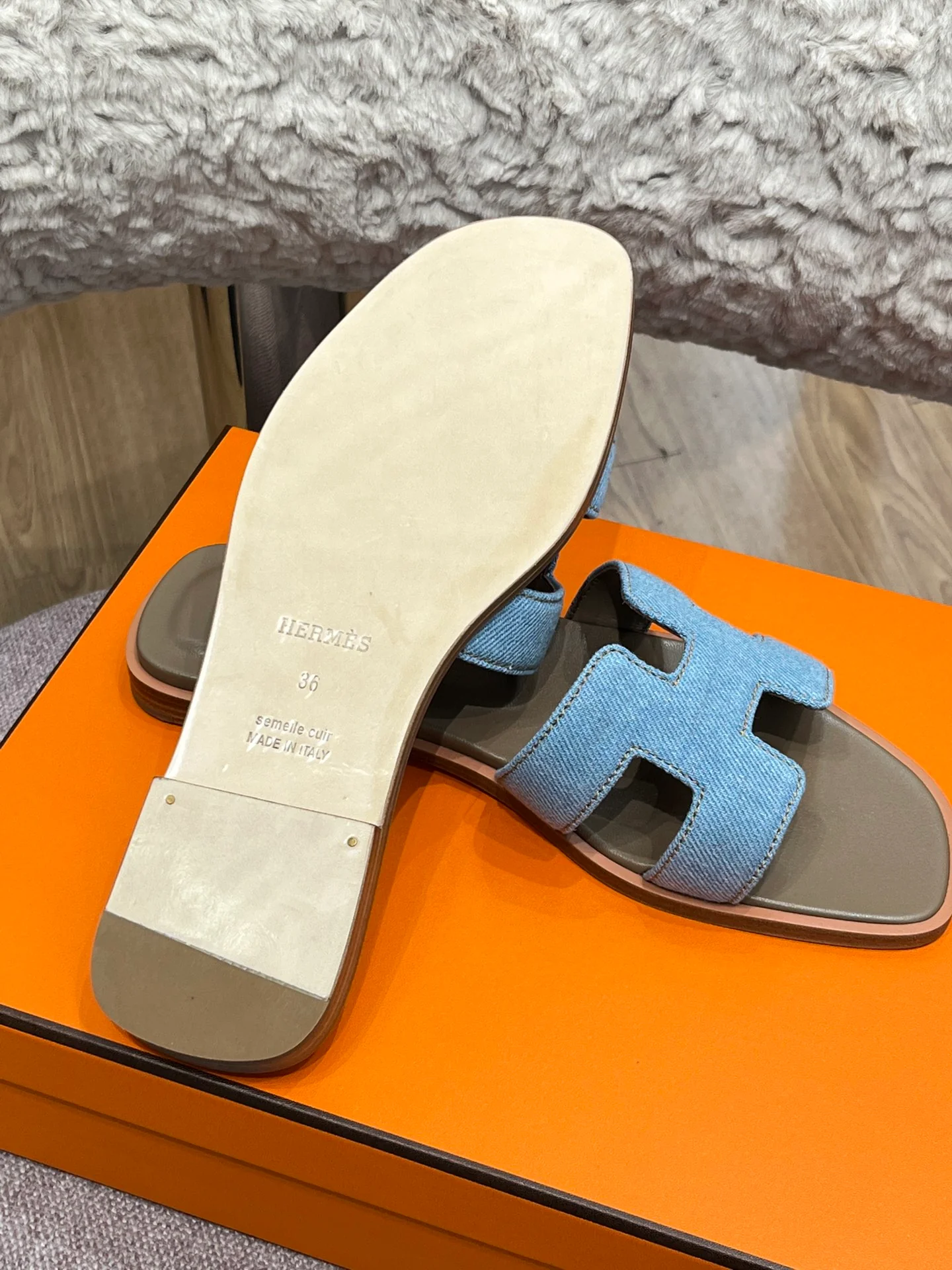 Новинка сезона весна/лето 2022 от Hermes - плоские тапочки H - 2 шт.