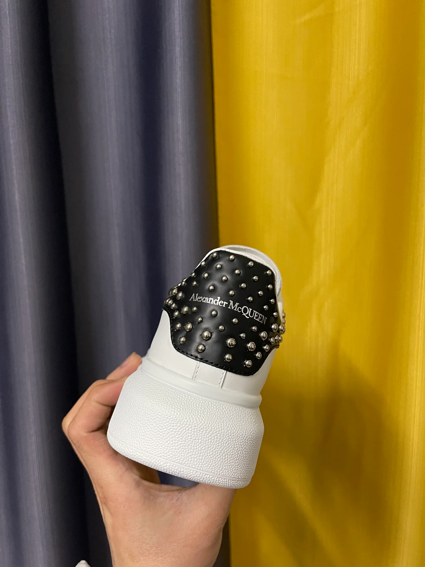 Классические белые кроссовки McQueen - унисекс - черная кожа с круглыми заклепками