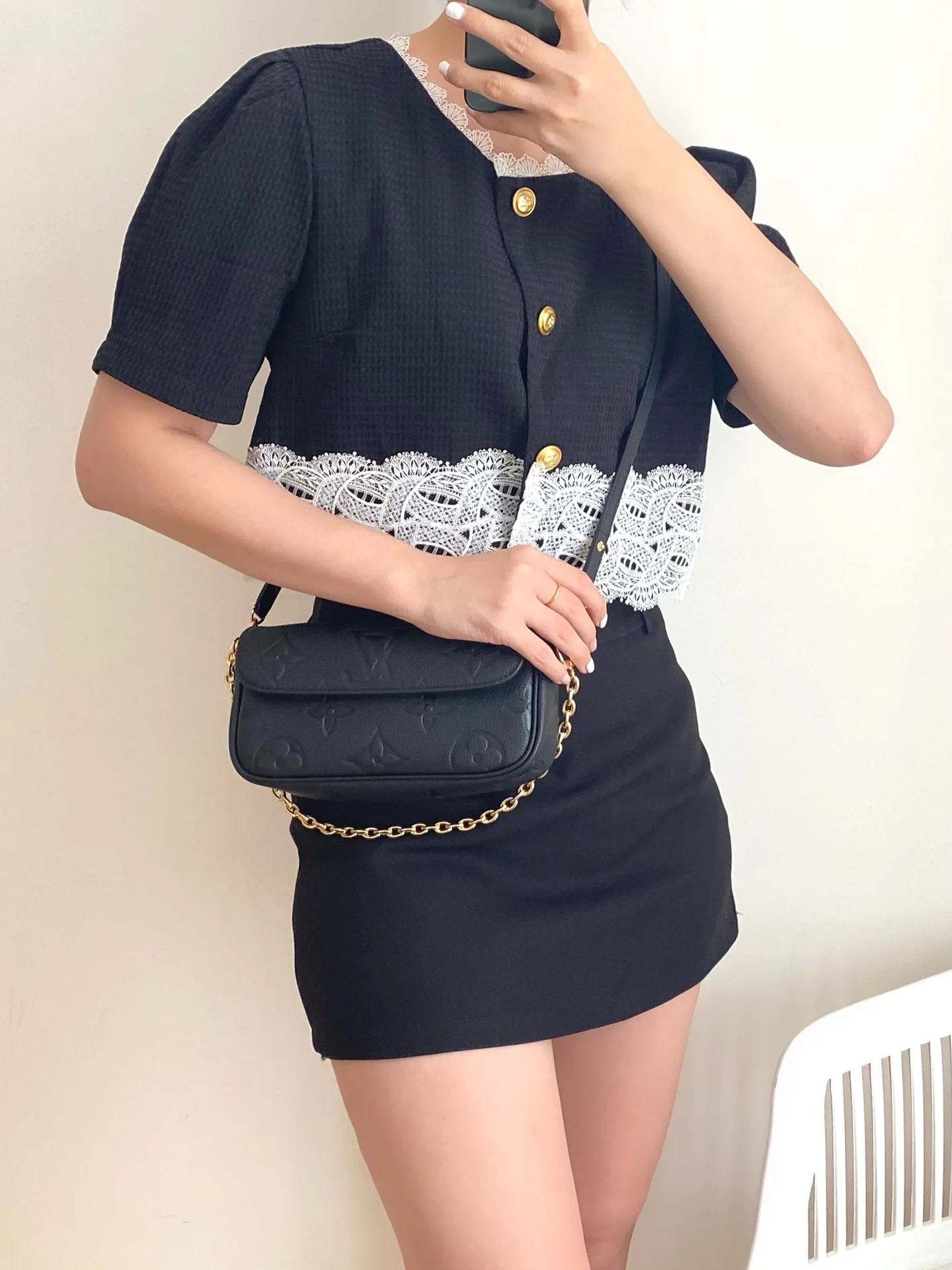 m81911-LV-кошелек-на-цепочке-айви-черный