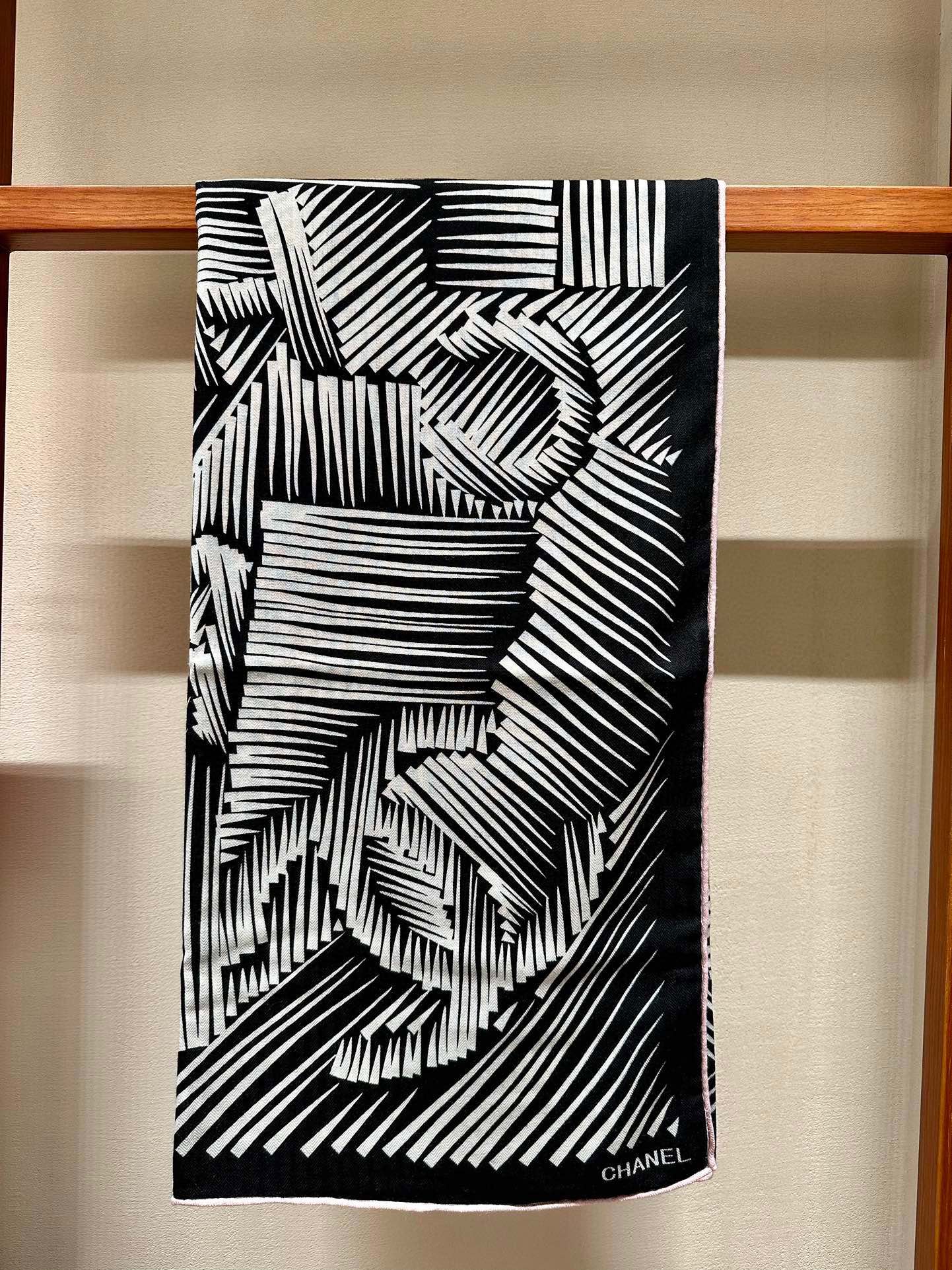 Шарф Chanel 2024 в линейном стиле - 140-140