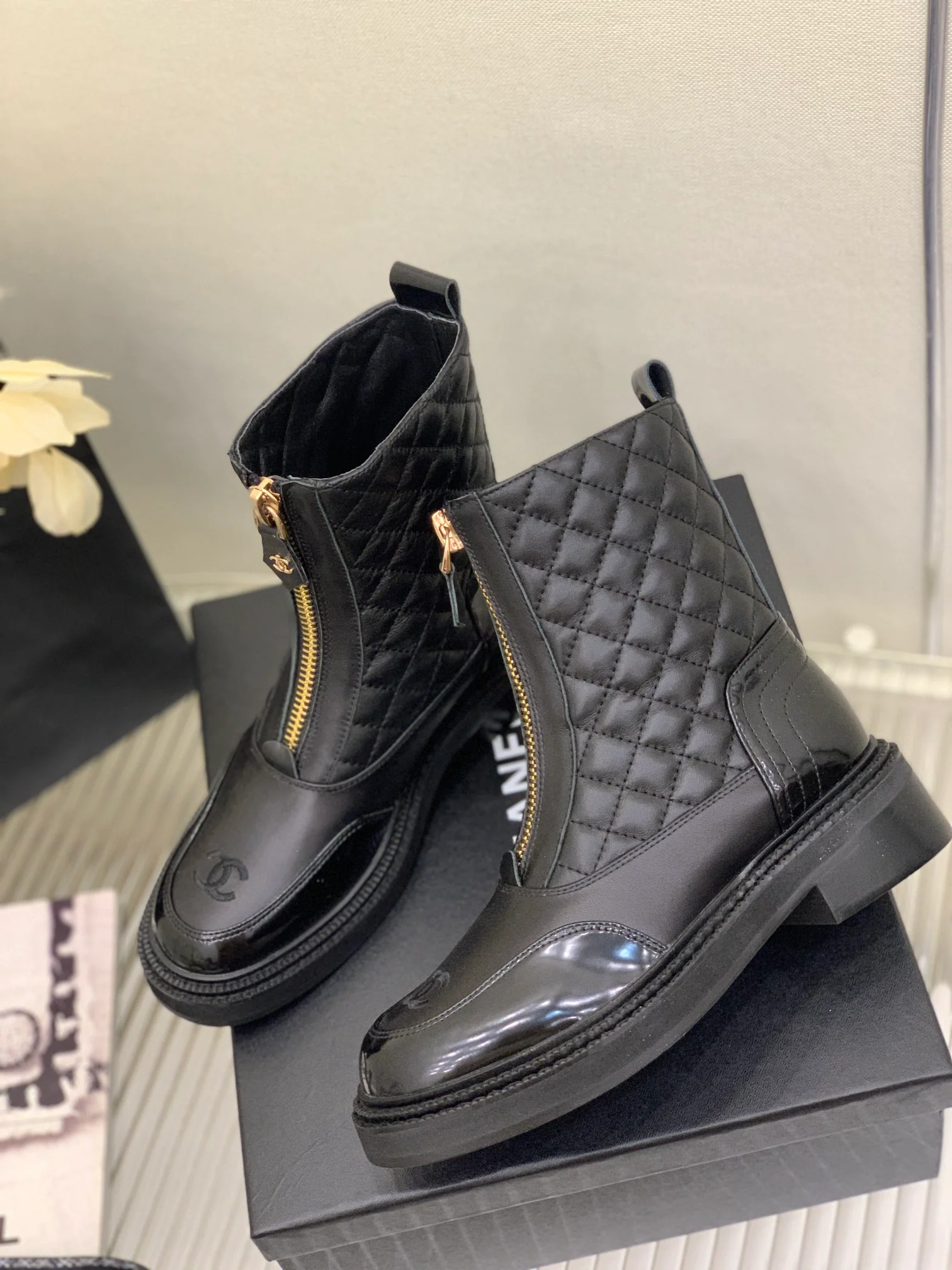 Ботинки средней высоты Chanel из коллекции 2022 года, украшенные бриллиантами — черные.