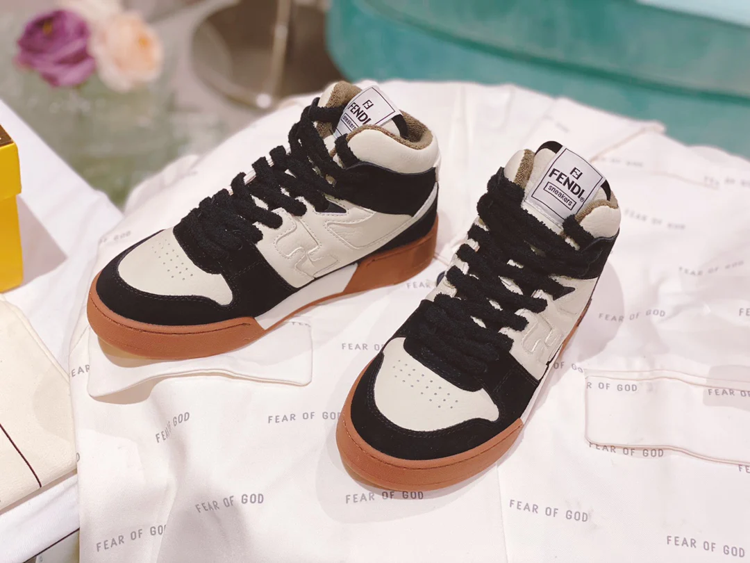 Новинки осенне-зимней коллекции Fendi 2022 — Повседневные кроссовки — Парный стиль — Черные