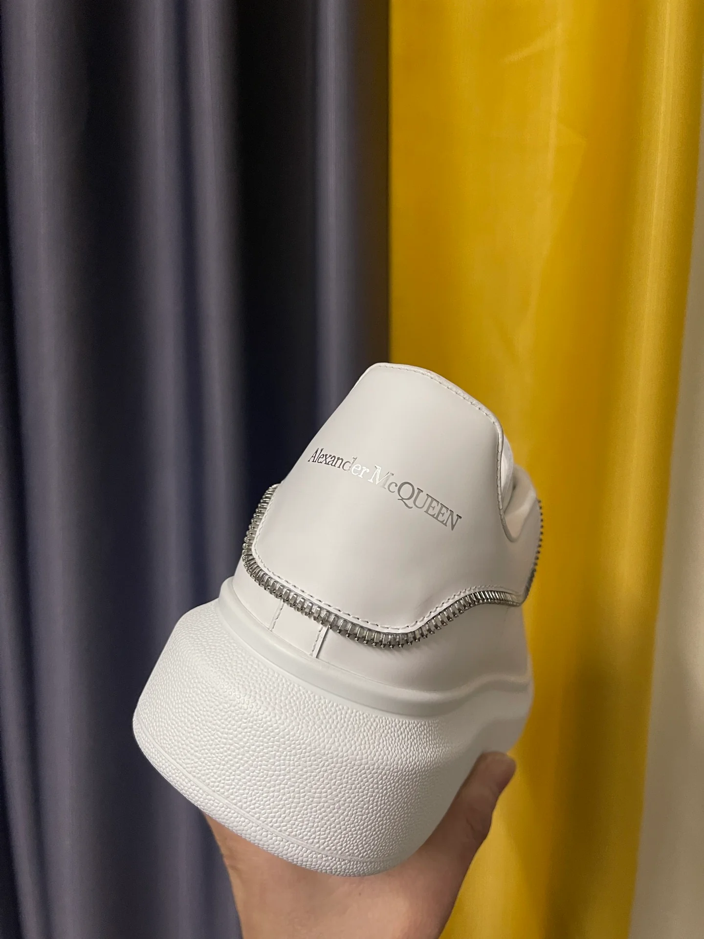 McQueen - Классические белые кроссовки - Полностью белые туфли с цепочкой