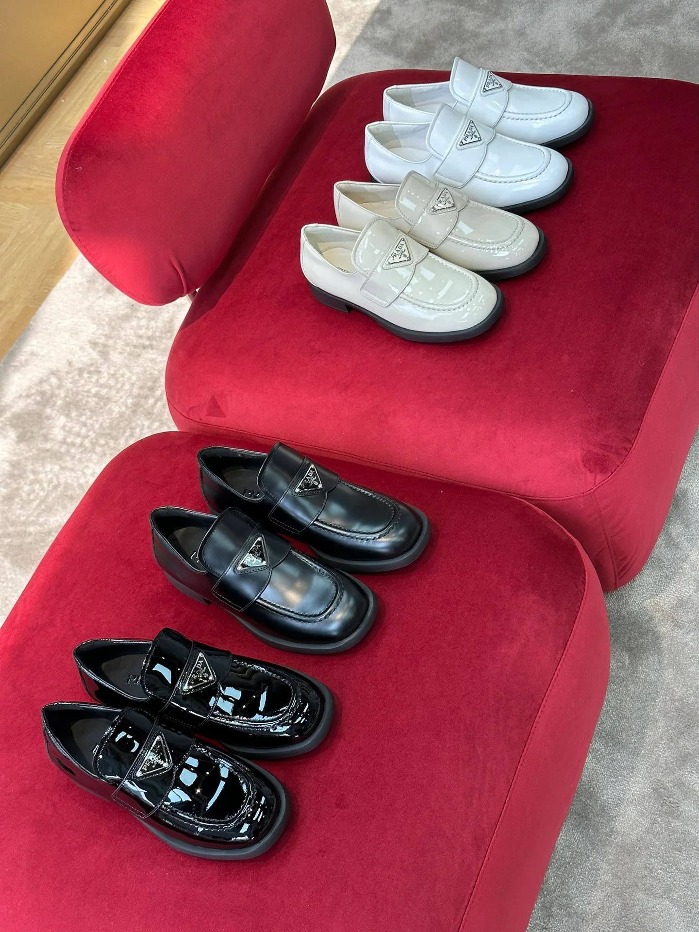 Кожаные лоферы Prada 2024 — изображение из коллекции