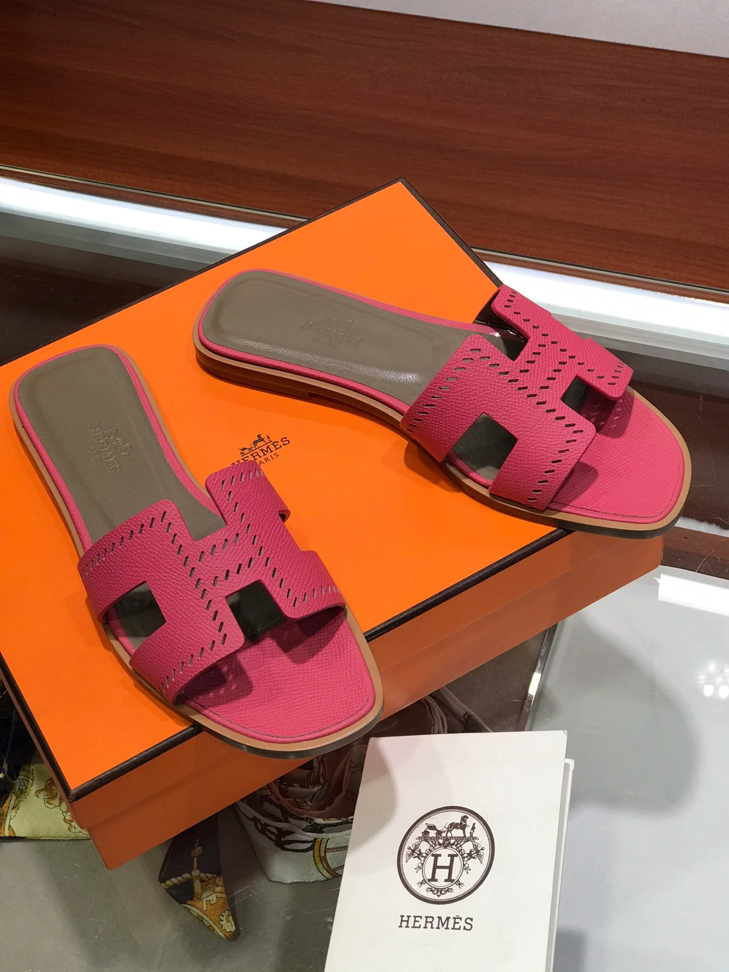 Новинка весны 2022 года от Hermes - плоские тапочки H - 5