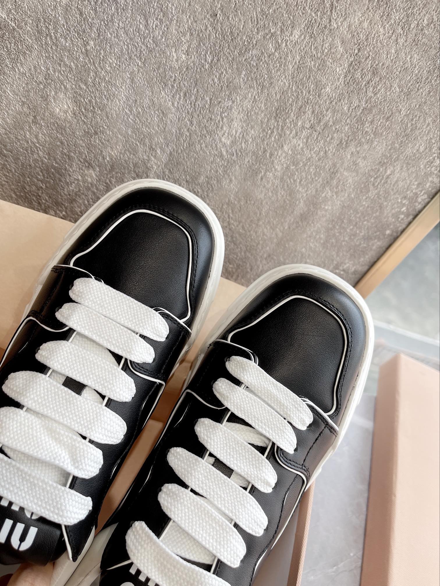 Новые поступления коллекции Miu Miu осень/зима 2022 — Повседневные туфли на платформе — Кроссовки — Черные