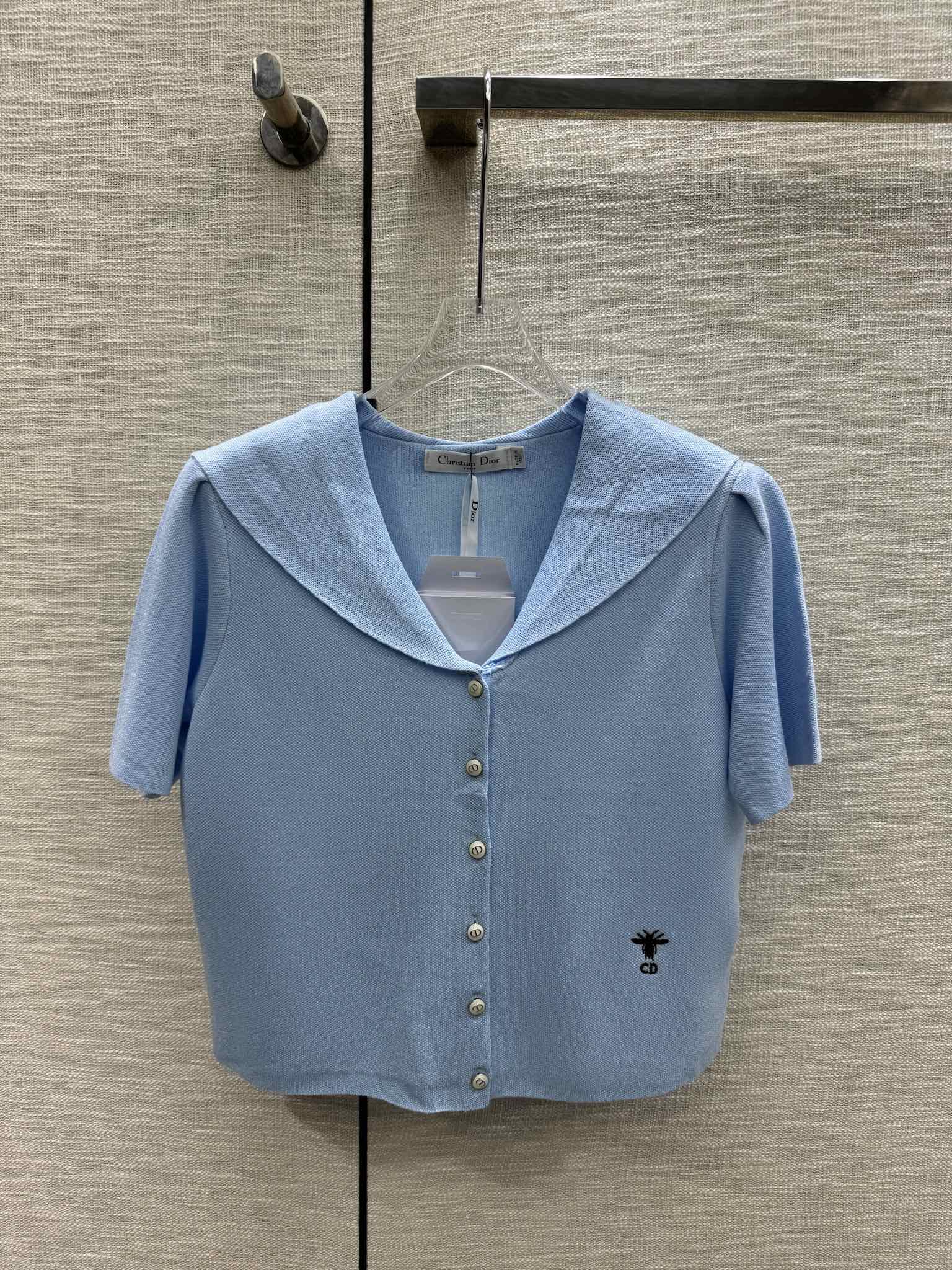 Dior - Коллекция ?Ранняя весна? 2403-24: Воротник-стойка, воротник-шаль, трикотажная кофта с коротким рукавом - Синий