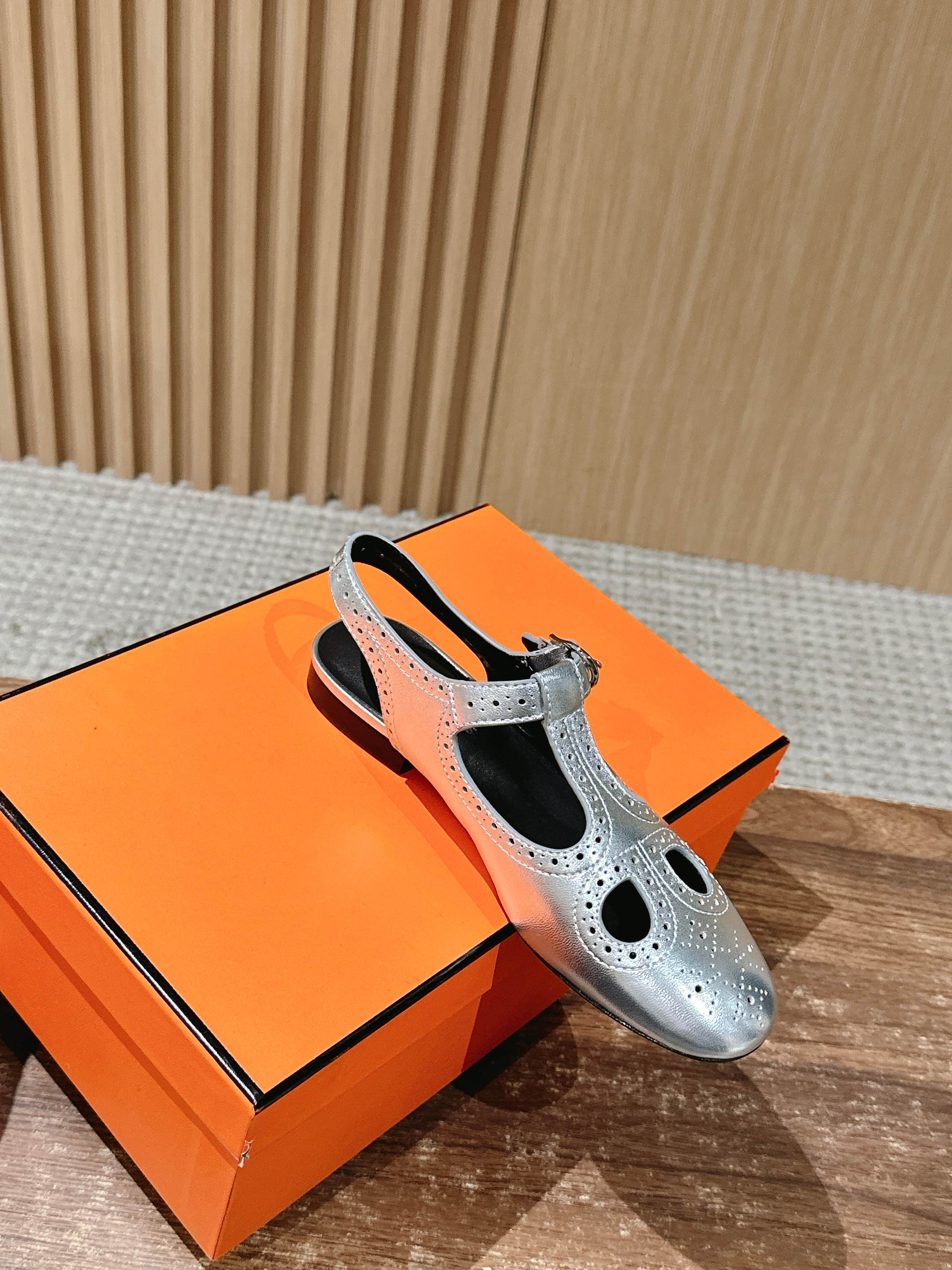 Кожаные сандалии-гилли Hermes с открытой пяткой - серебристые