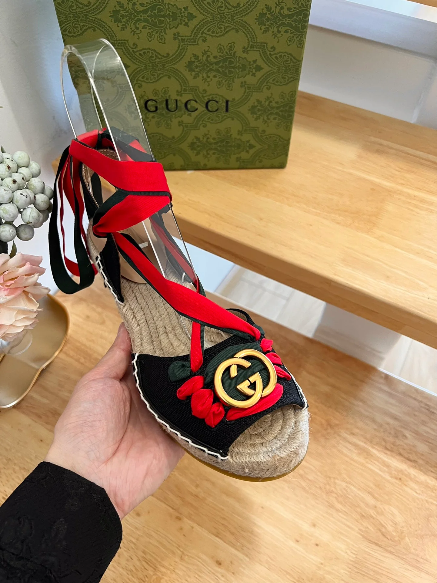 Новинка весны 2023 года от Gucci - Соломенные сандалии на танкетке - Черные