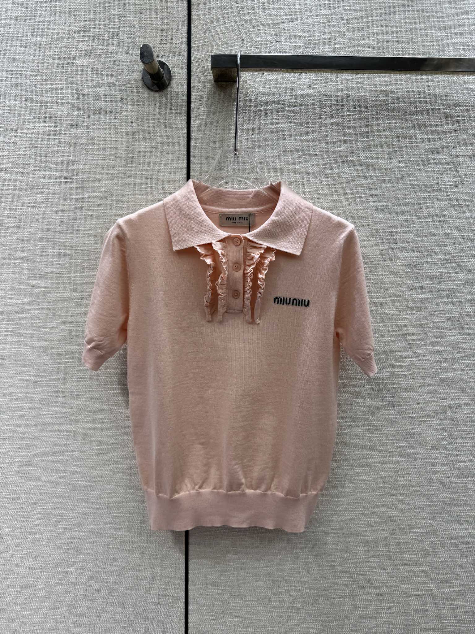 Miu Miu-2404 - Трикотажная футболка с коротким рукавом и воротником-поло с оборками, оранжево-розового цвета.