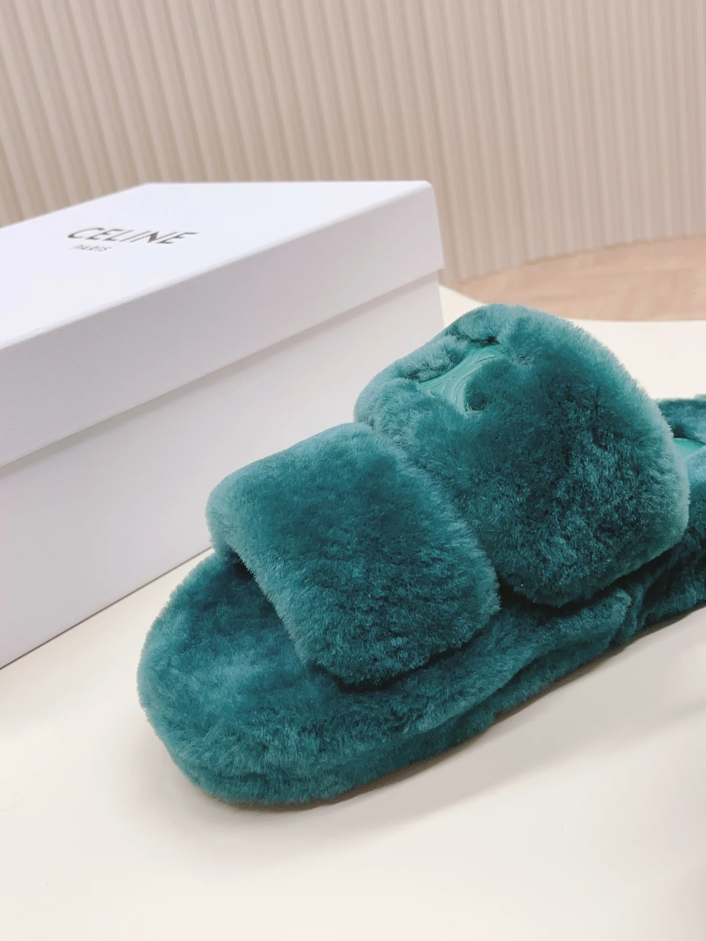 Новинка сезона осень/зима 2023 от Celine - Меховые тапочки - Зеленые