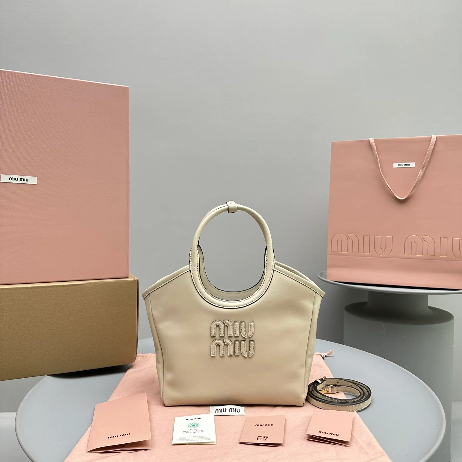 Сумка-тоут Miu Miu Ivy, маленькая, абрикосового цвета.