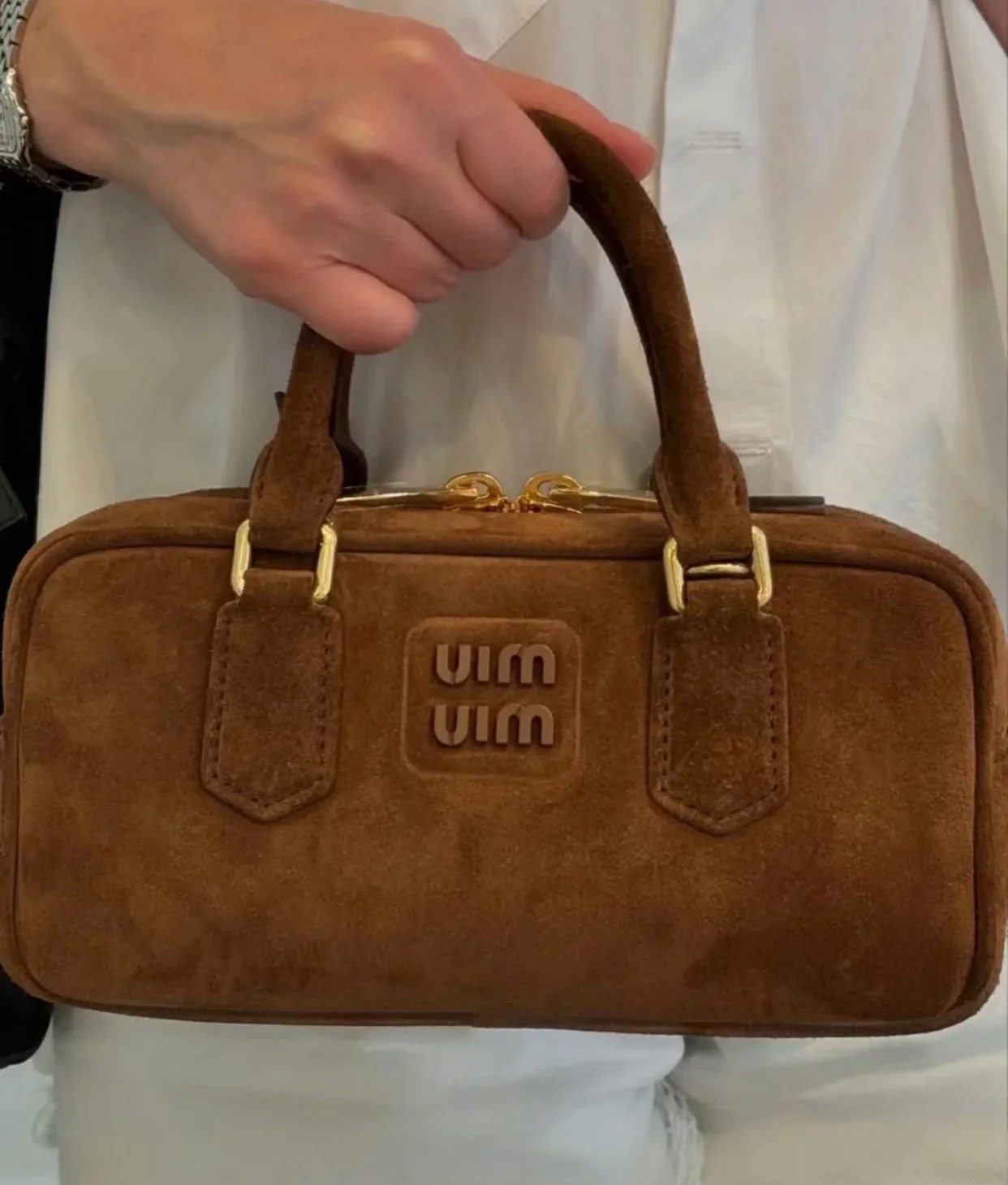 Сумка-боулинг Miu Miu из замши, маленькая, коричневая, излучает роскошь при ношении.