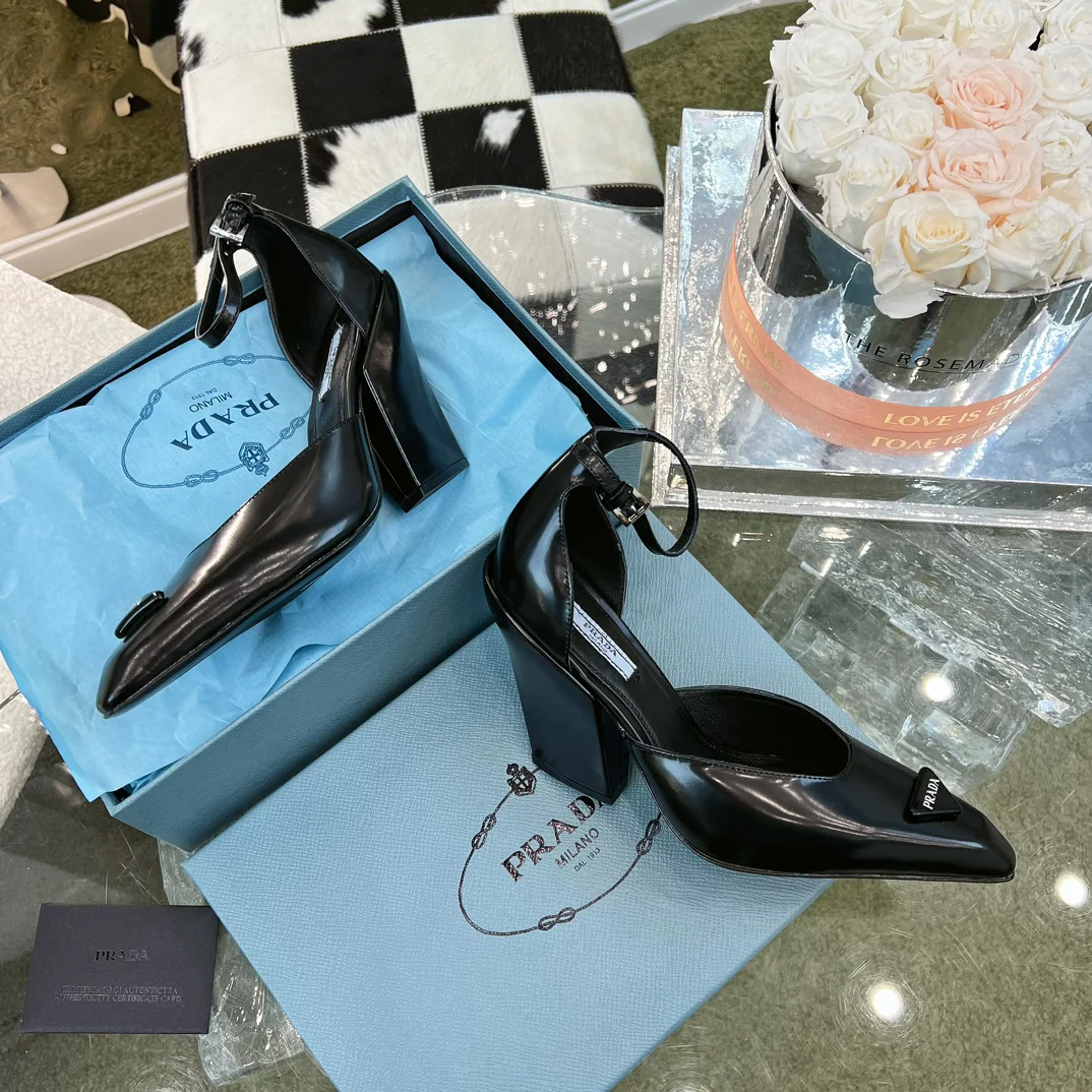 Новинки Prada весна/лето 2023 - Коллекция Мэри Джейн - Туфли на массивном каблуке - Черные