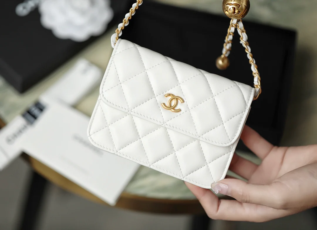 Сумка через плечо Chanel Little Gold Ball из коллекции Little Gold Ball - из овечьей кожи.