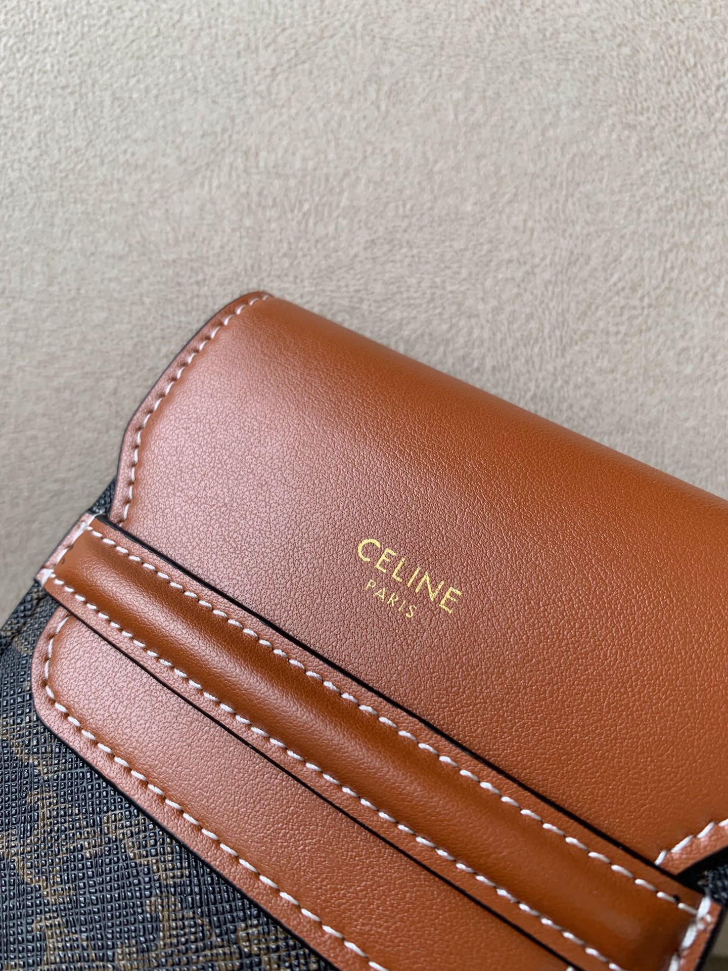 Celine 标志印花羊皮革翻盖手机包