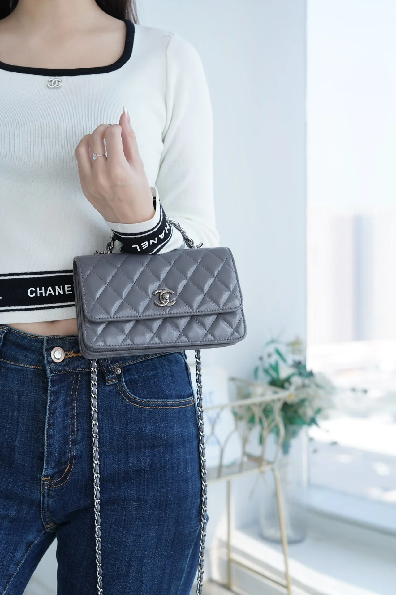 Chanel - Новая гармошка с ручкой, украшенной стразами - Серая